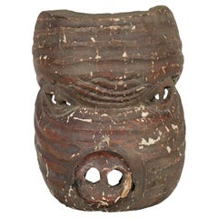 Masque tribal thaïlandais ancien en bois sculpté représentant un nageant avec des yeux percés