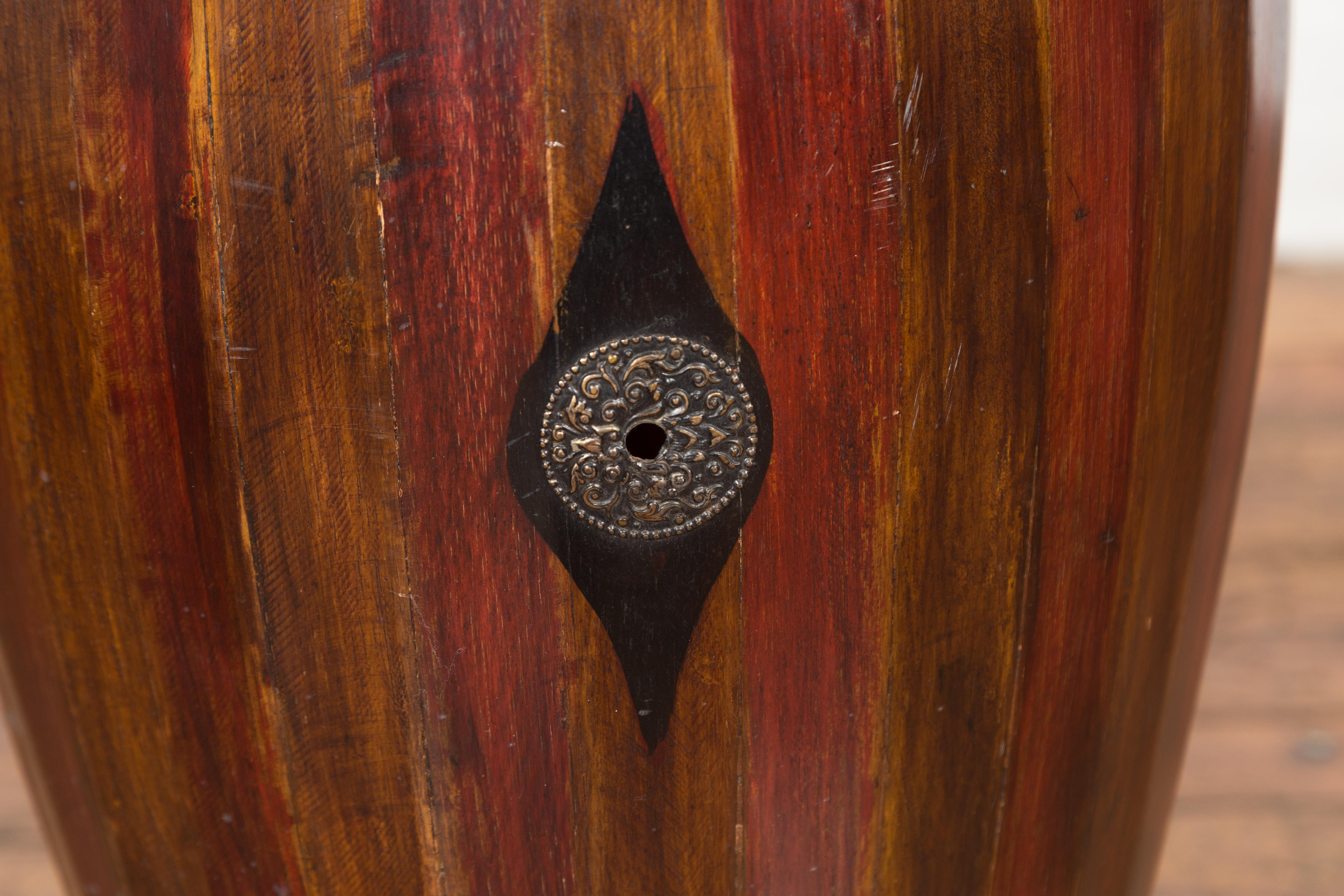 Tambour thaïlandais ancien en bois bicolore avec dessus en cuir et motifs de papillons en vente 5
