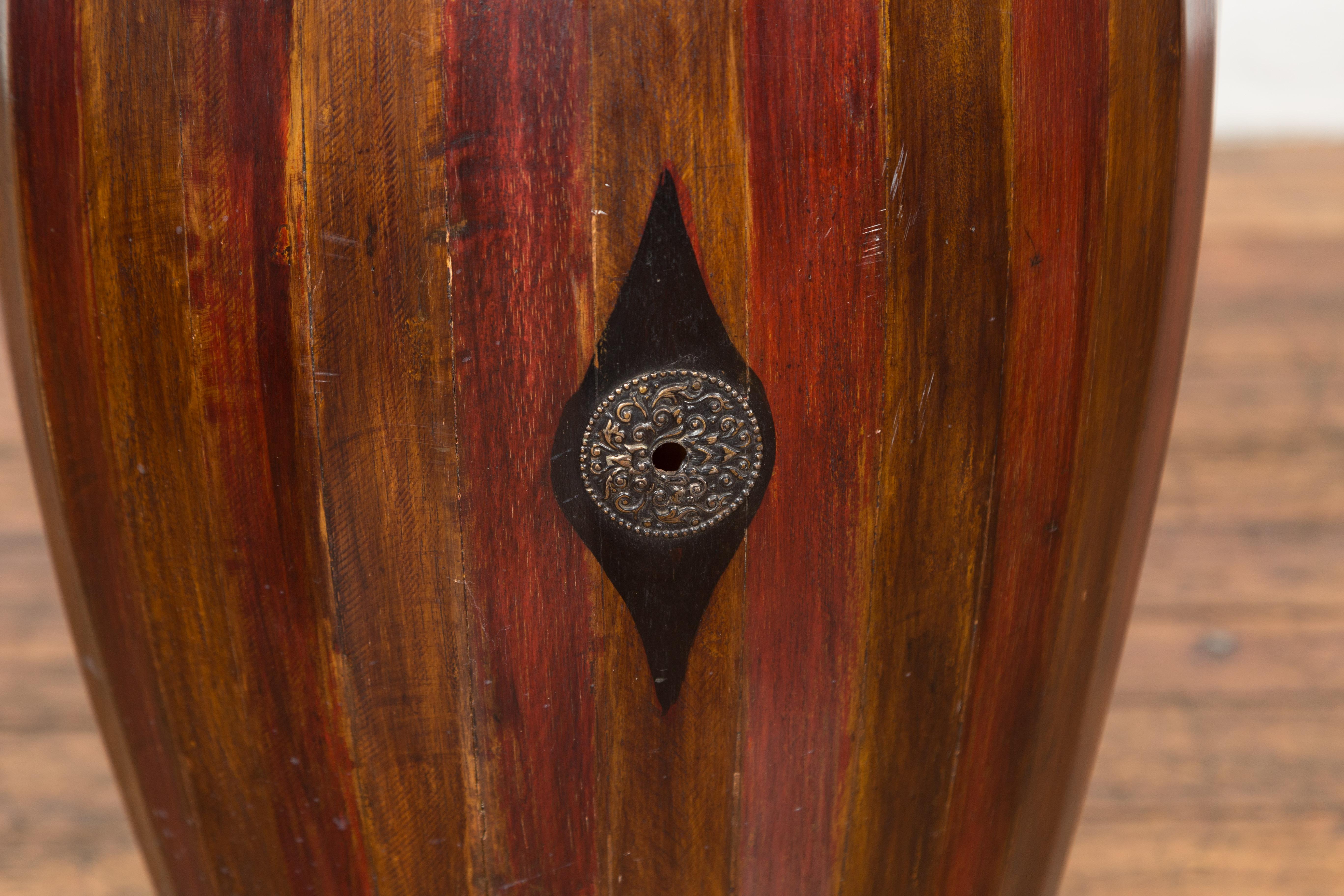 Tambour thaïlandais ancien en bois bicolore avec dessus en cuir et motifs de papillons en vente 2