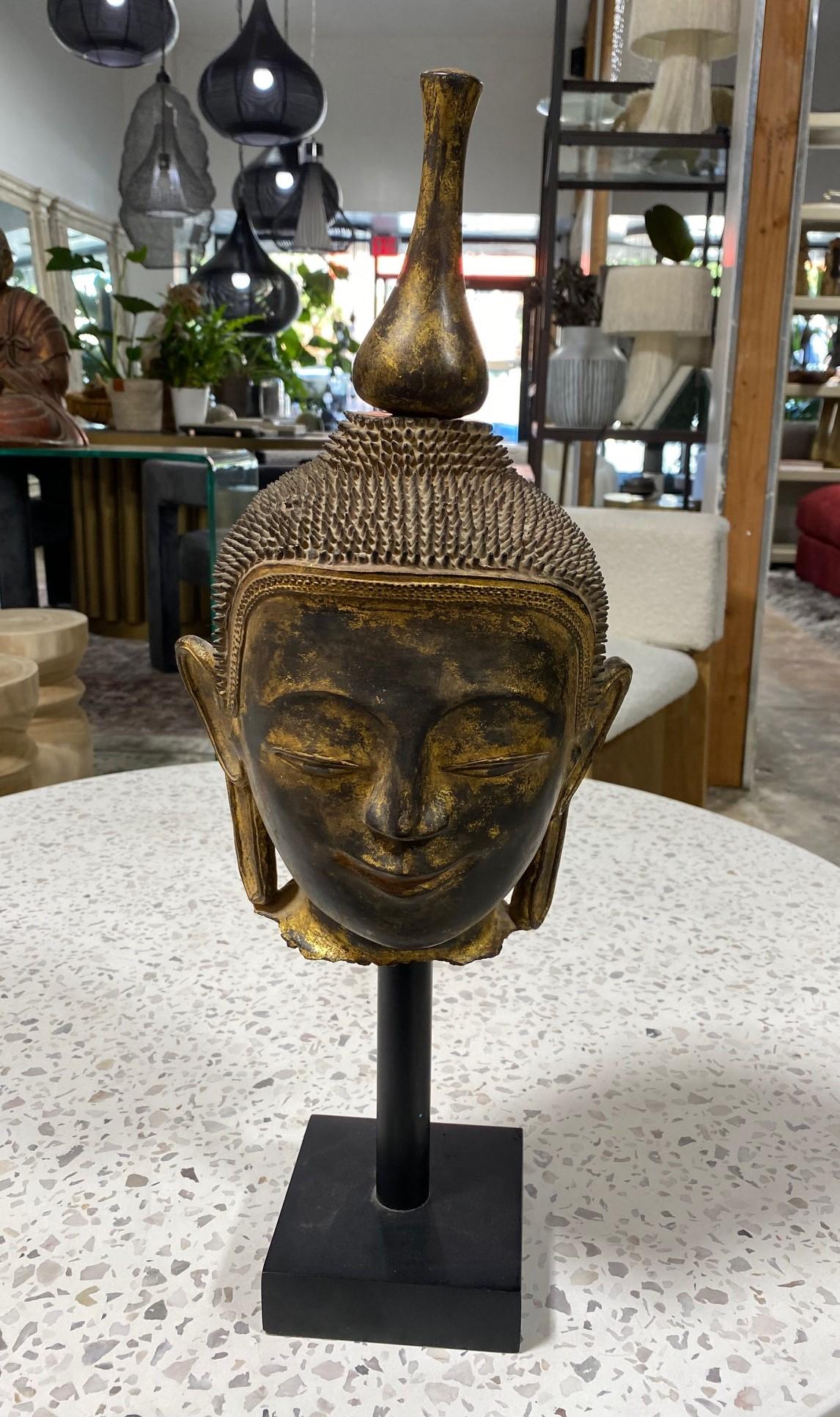 Ein außergewöhnlich schöner, ruhiger, fein gearbeiteter Buddha-Kopf/Büste - handgefertigt nach der alten Thayo-Technik, bei der eine Lackpaste verwendet wird, die durch Mischen von Lack mit Holzasche, Reishülsen, Knochenpulver und Sägemehl