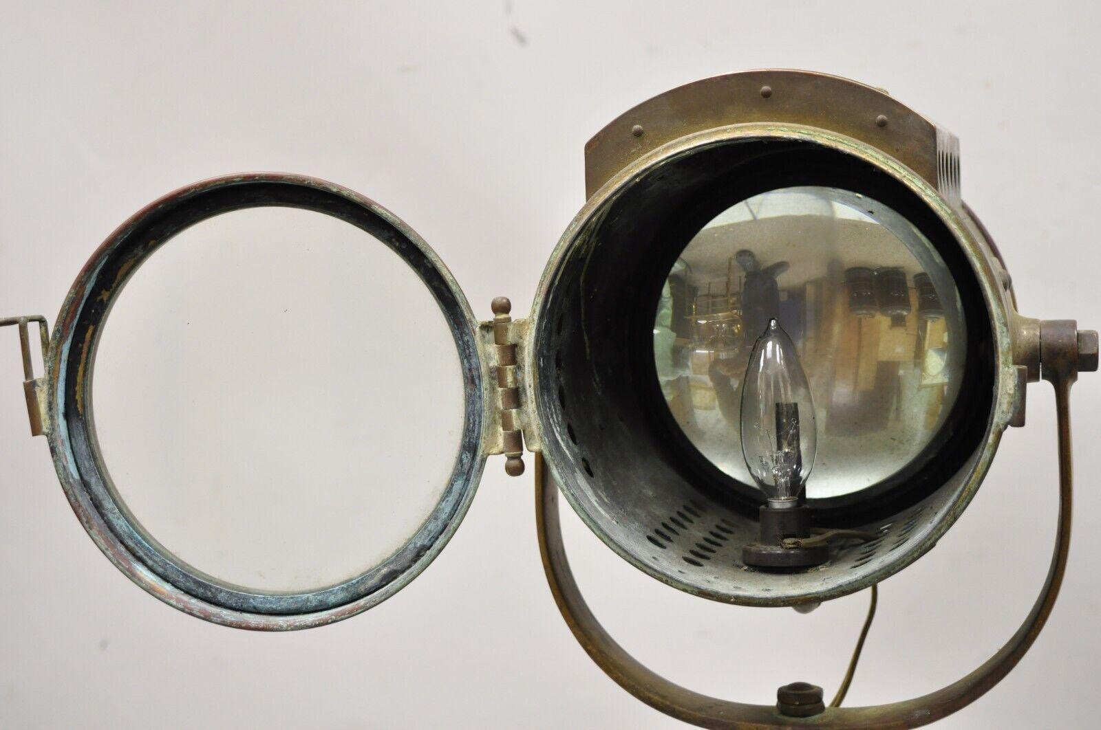 Laiton Ancienne lampe de bureau Neverout Searchlight Projector en laiton rose marine en vente