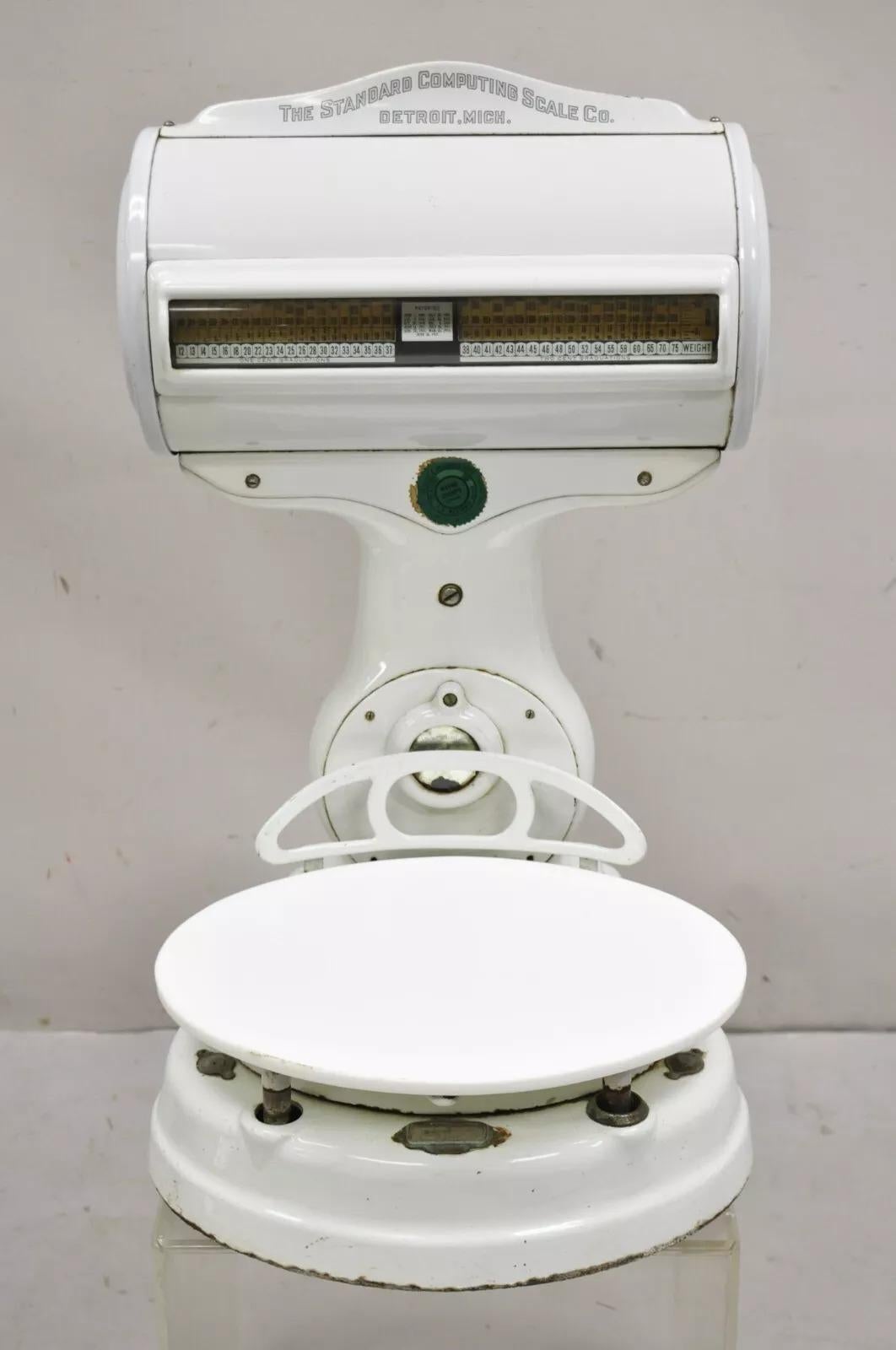 Antique The Standard Computing Scale Co. Balance en porcelaine émaillée pour magasin de produits secs avec miroirs en verre biseauté. Circa Early 20th Century. Dimensions : 30