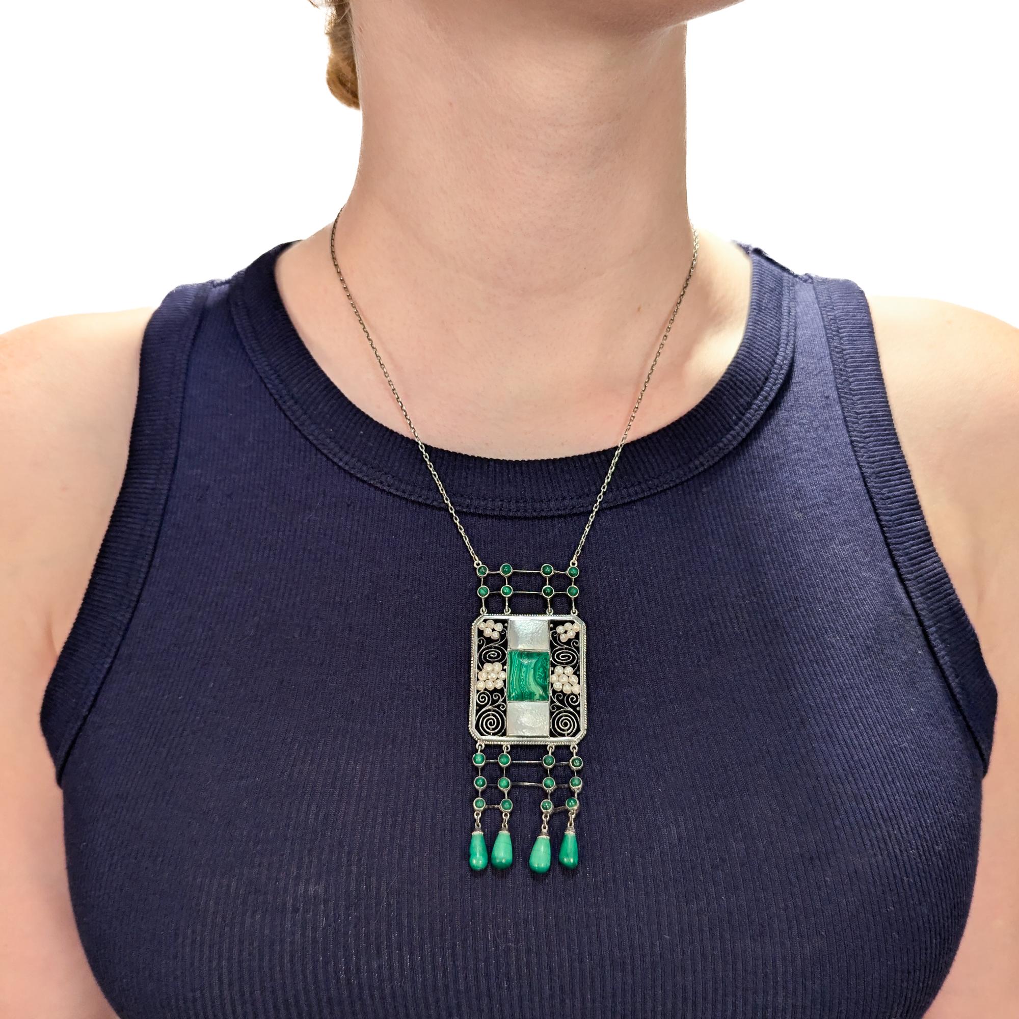 Una bella collana antica firmata in stile Jugendstil tedesco. 

Di Theodor Fahrner.

In argento .935.

In stile Wiener Werkstätte o Secessione Viennese. 

C'è un ciondolo e una collana a catena sottile. Il ciondolo ha un corpo in argento traforato e