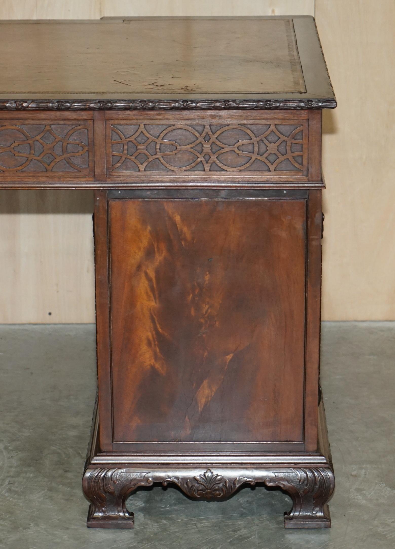 Haut de bureau ancien en cuir de style néo-Chippendale inversé avec empiècement en façade rompue de Thomas Chippendale en vente 9