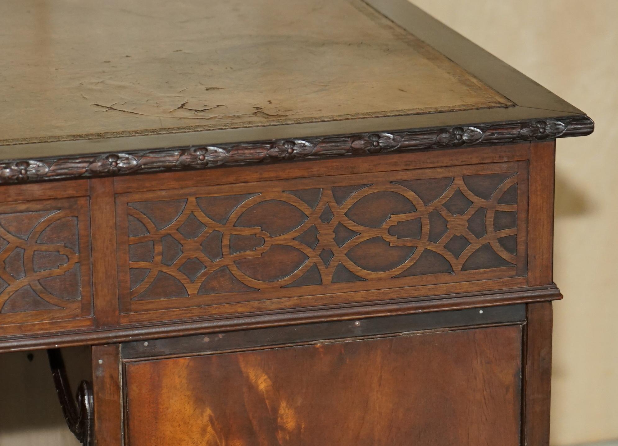 Antike antike Thomas Chippendale Revival Inverted Breakfront Partner-Schreibtisch-Lederplatte im Angebot 11