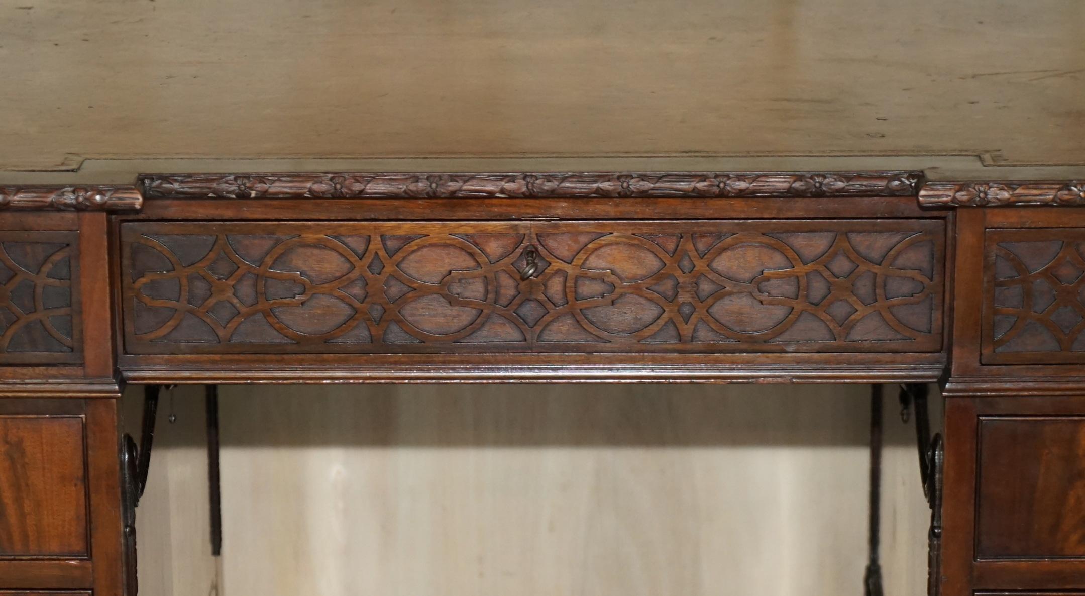 Antike antike Thomas Chippendale Revival Inverted Breakfront Partner-Schreibtisch-Lederplatte (20. Jahrhundert) im Angebot