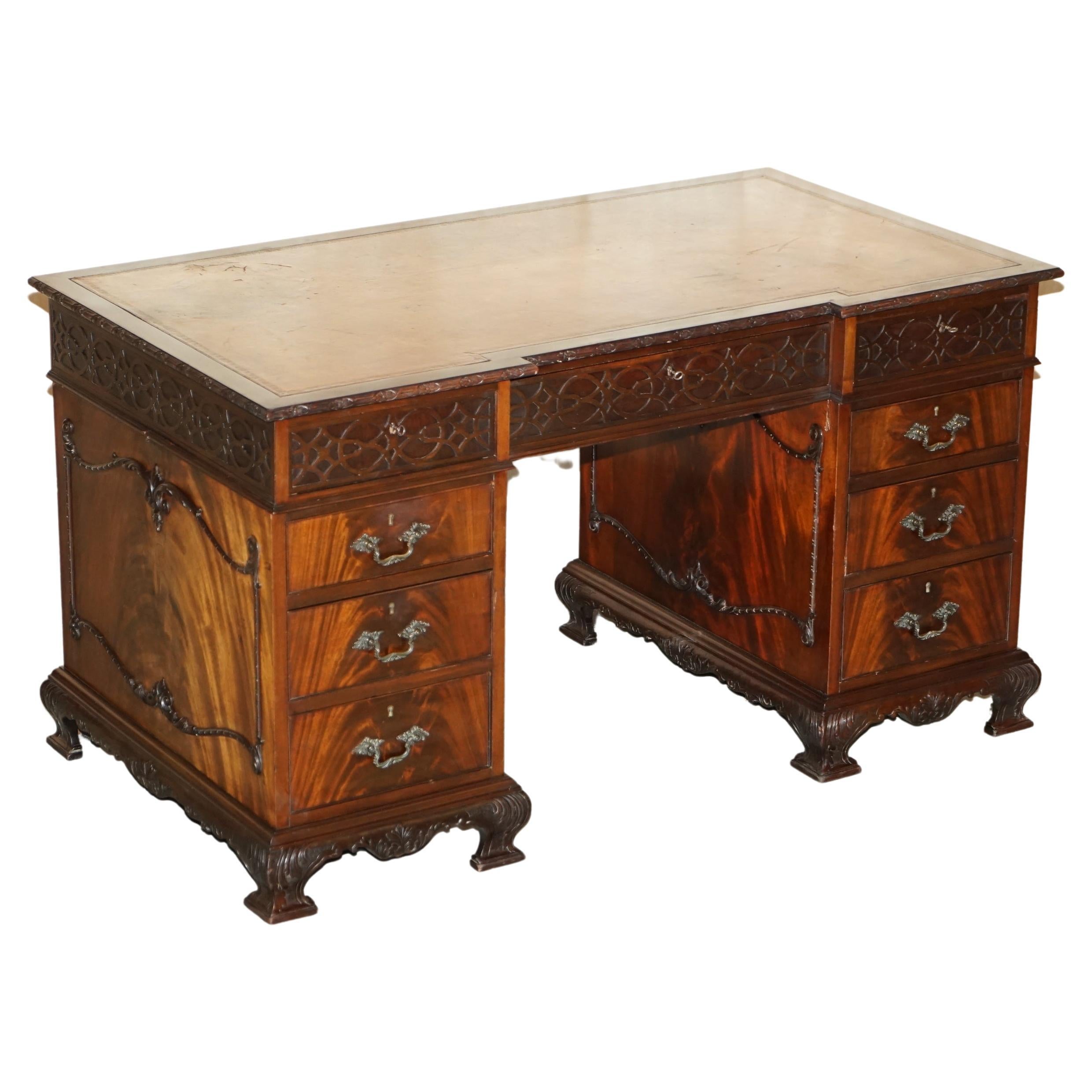 Haut de bureau ancien en cuir de style néo-Chippendale inversé avec empiècement en façade rompue de Thomas Chippendale en vente