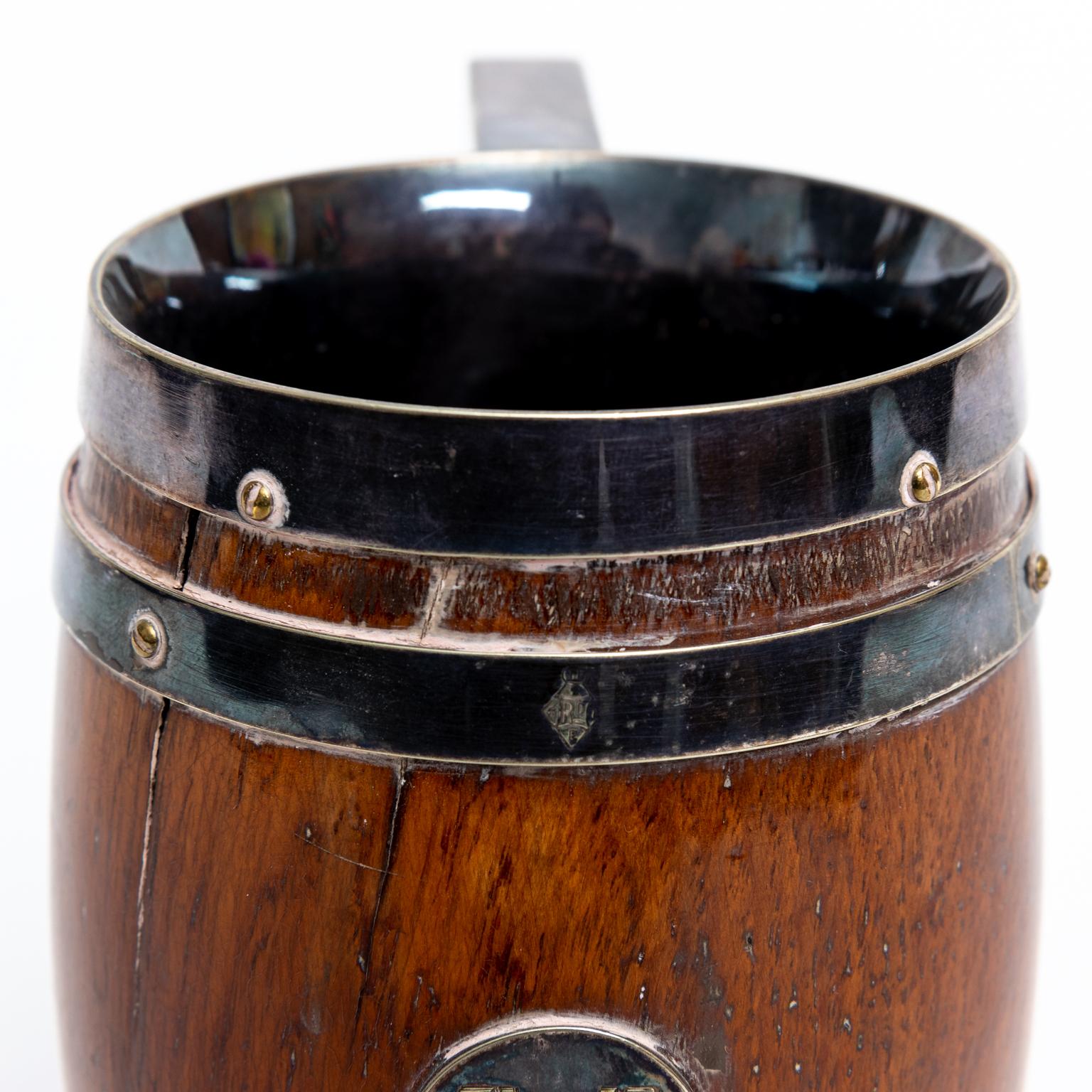 Antique Thomas Harwood and Son’s English Oak and Silverplate Tankard In Good Condition For Sale In Stamford, CT