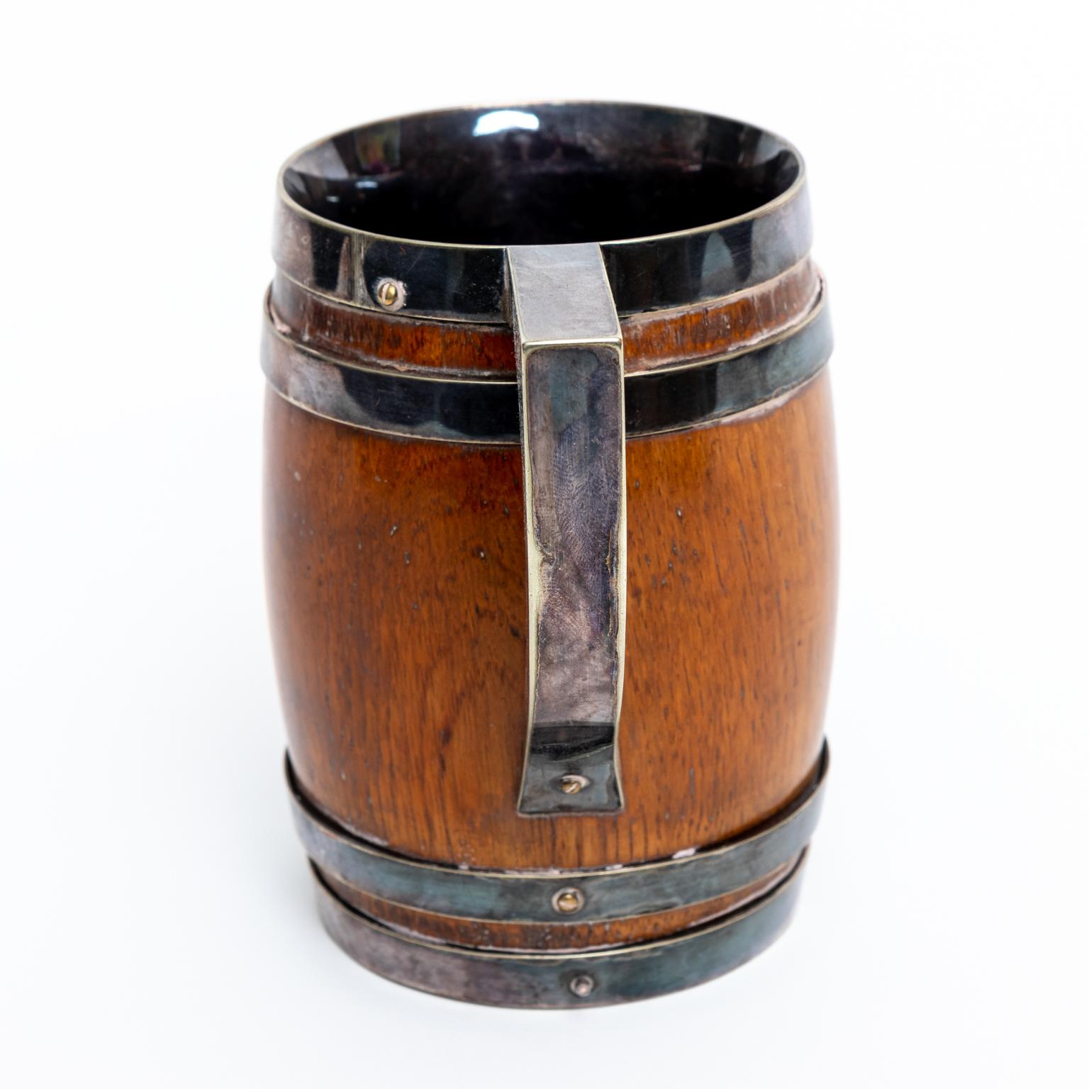 Antique Thomas Harwood and Son’s English Oak and Silverplate Tankard For Sale 1