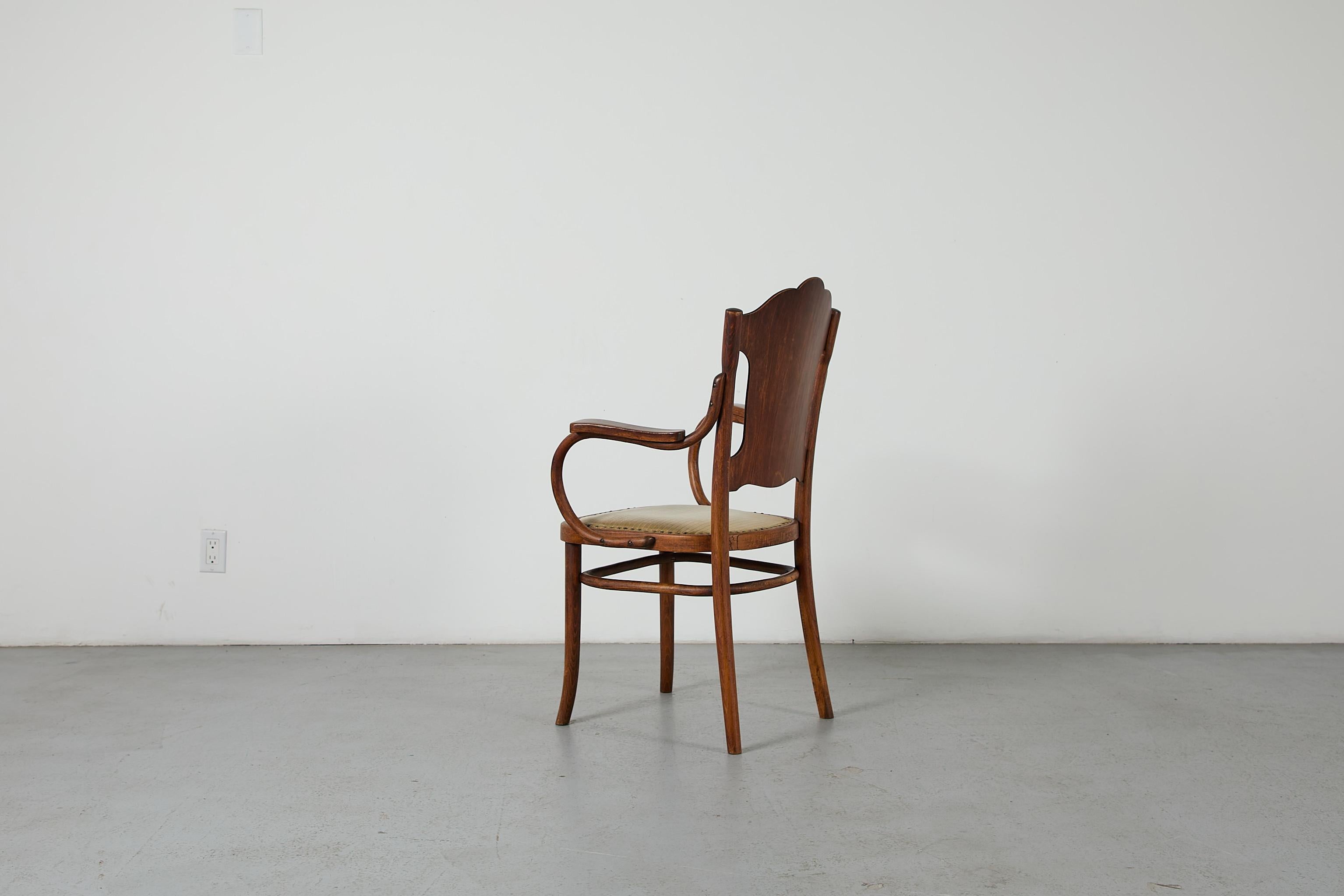 Antique Thonet Bentwood Armchair Model No. 70 Tallado en venta