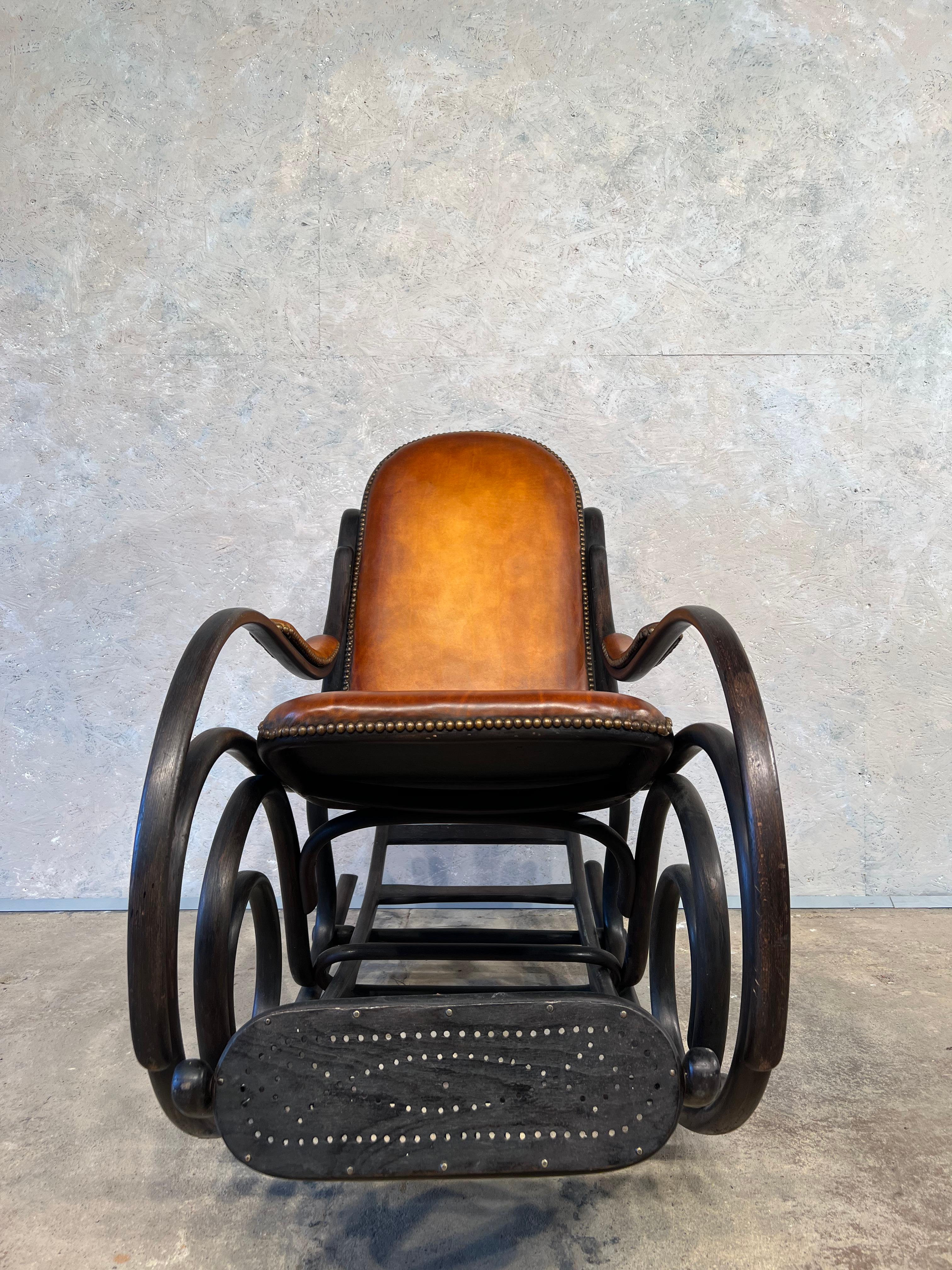 Ancienne chaise à bascule Thonet en bois cintré avec repose-pieds rétractable en cuir n°204 en vente 5