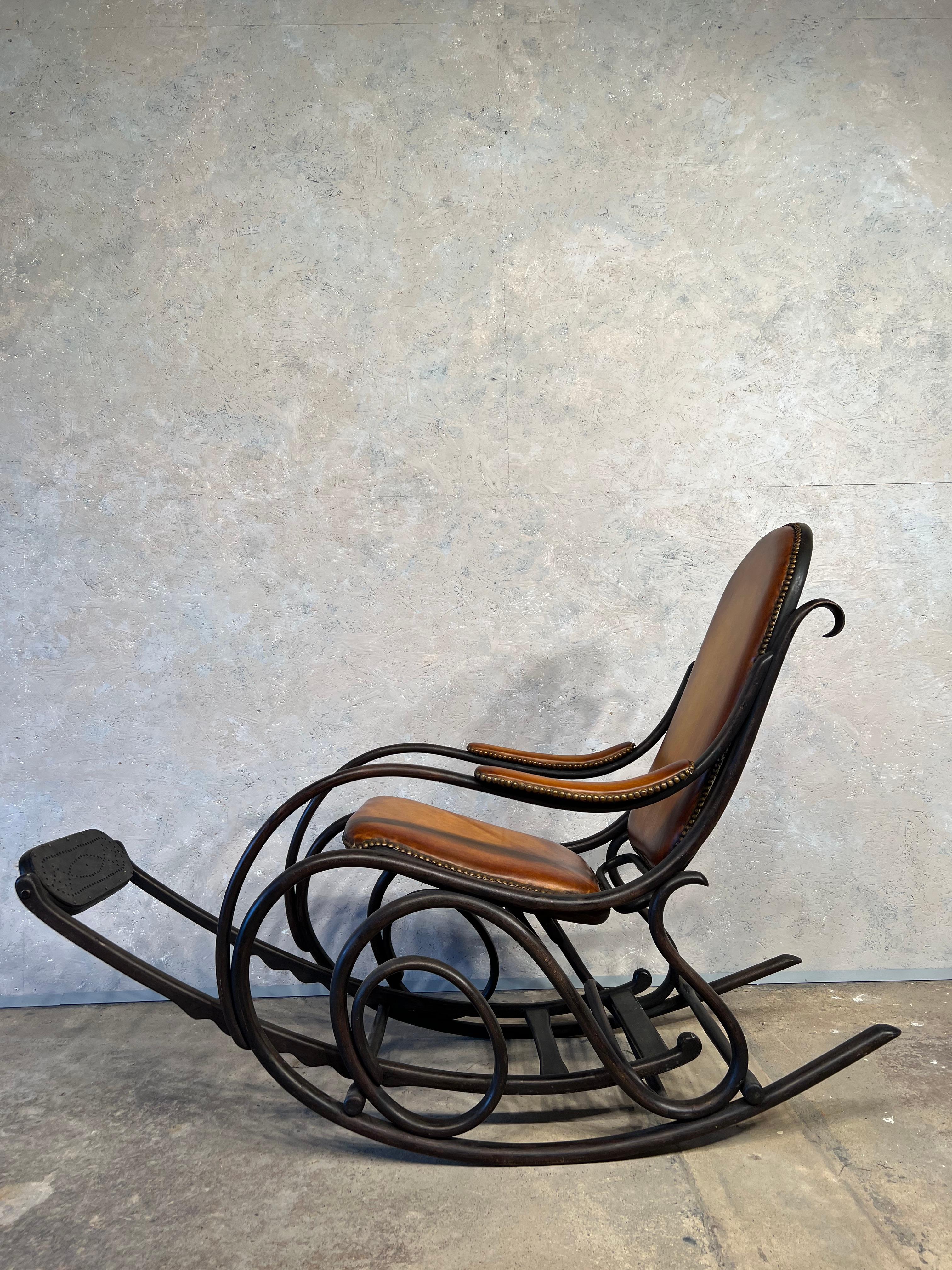 Ancienne chaise à bascule Thonet en bois cintré avec repose-pieds rétractable en cuir n°204 Bon état - En vente à Lewes, GB