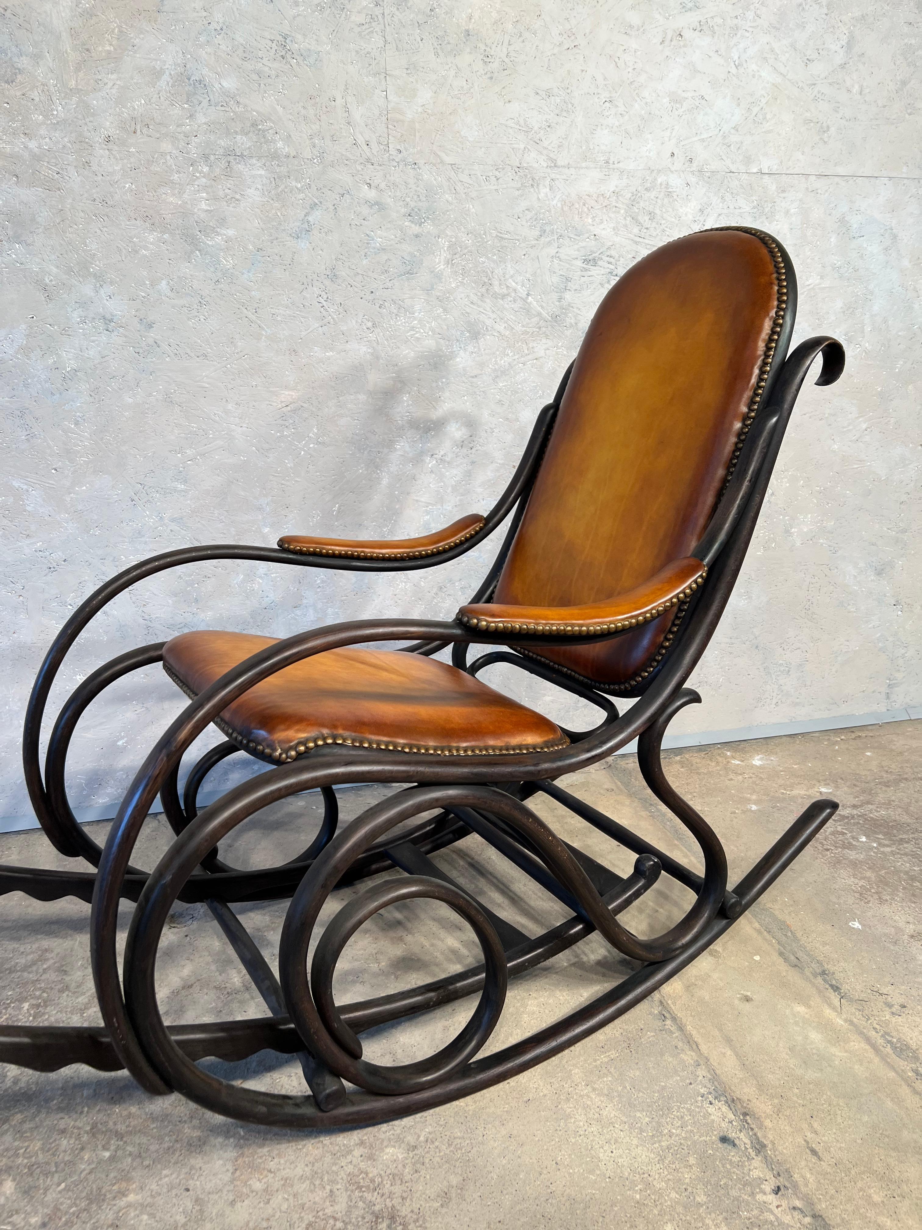 20ième siècle Ancienne chaise à bascule Thonet en bois cintré avec repose-pieds rétractable en cuir n°204 en vente