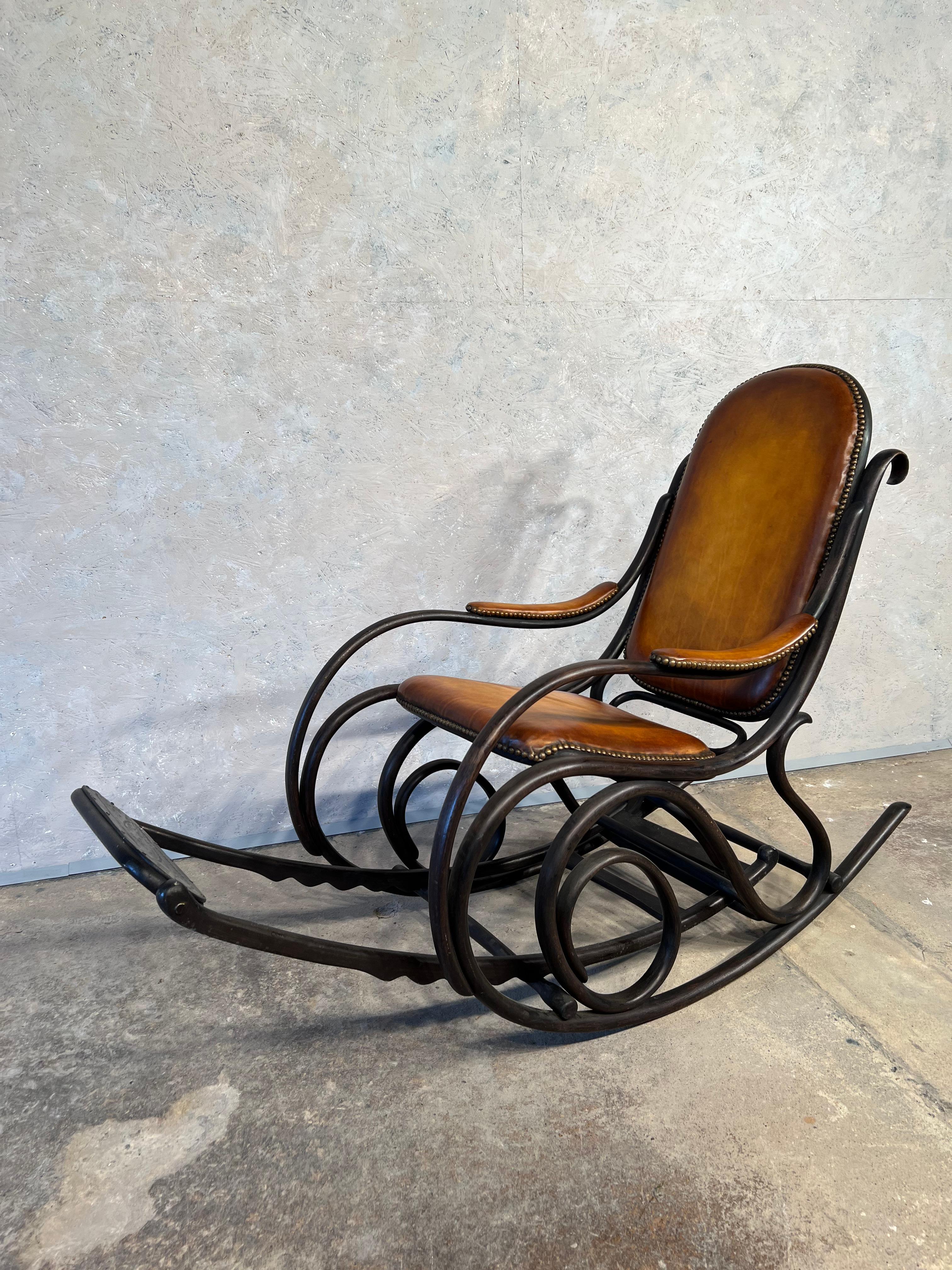 Cuir Ancienne chaise à bascule Thonet en bois cintré avec repose-pieds rétractable en cuir n°204 en vente