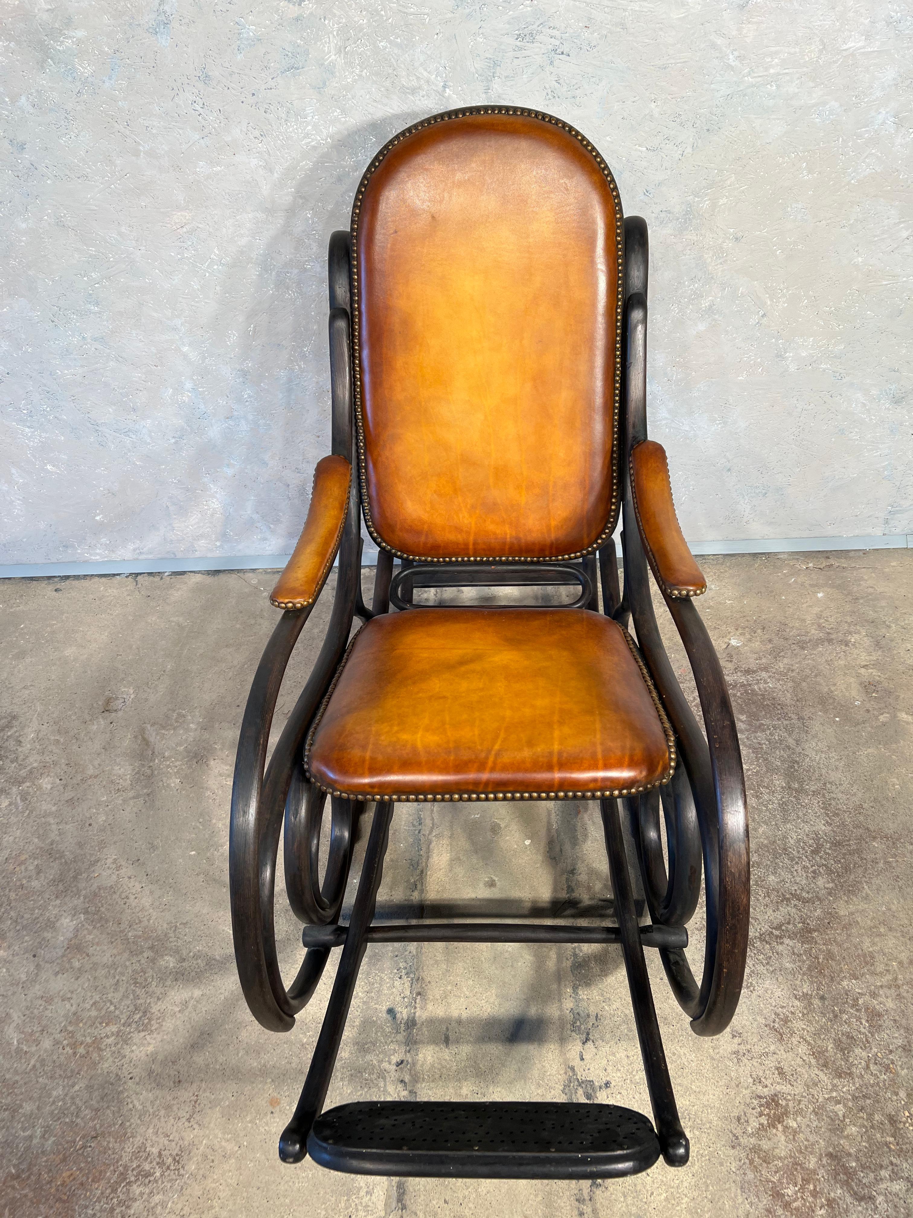 Ancienne chaise à bascule Thonet en bois cintré avec repose-pieds rétractable en cuir n°204 en vente 1