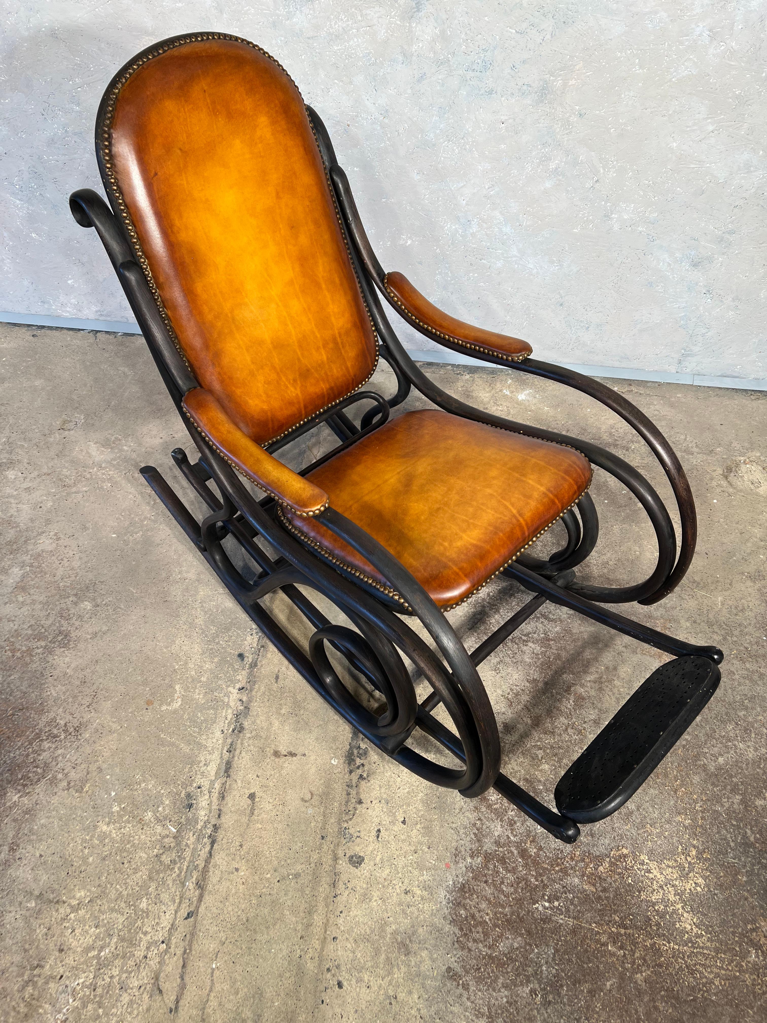 20th Century Antique Thonet Bentwood Rocking Chair with Retractable Footrest Leather #204 For Sale