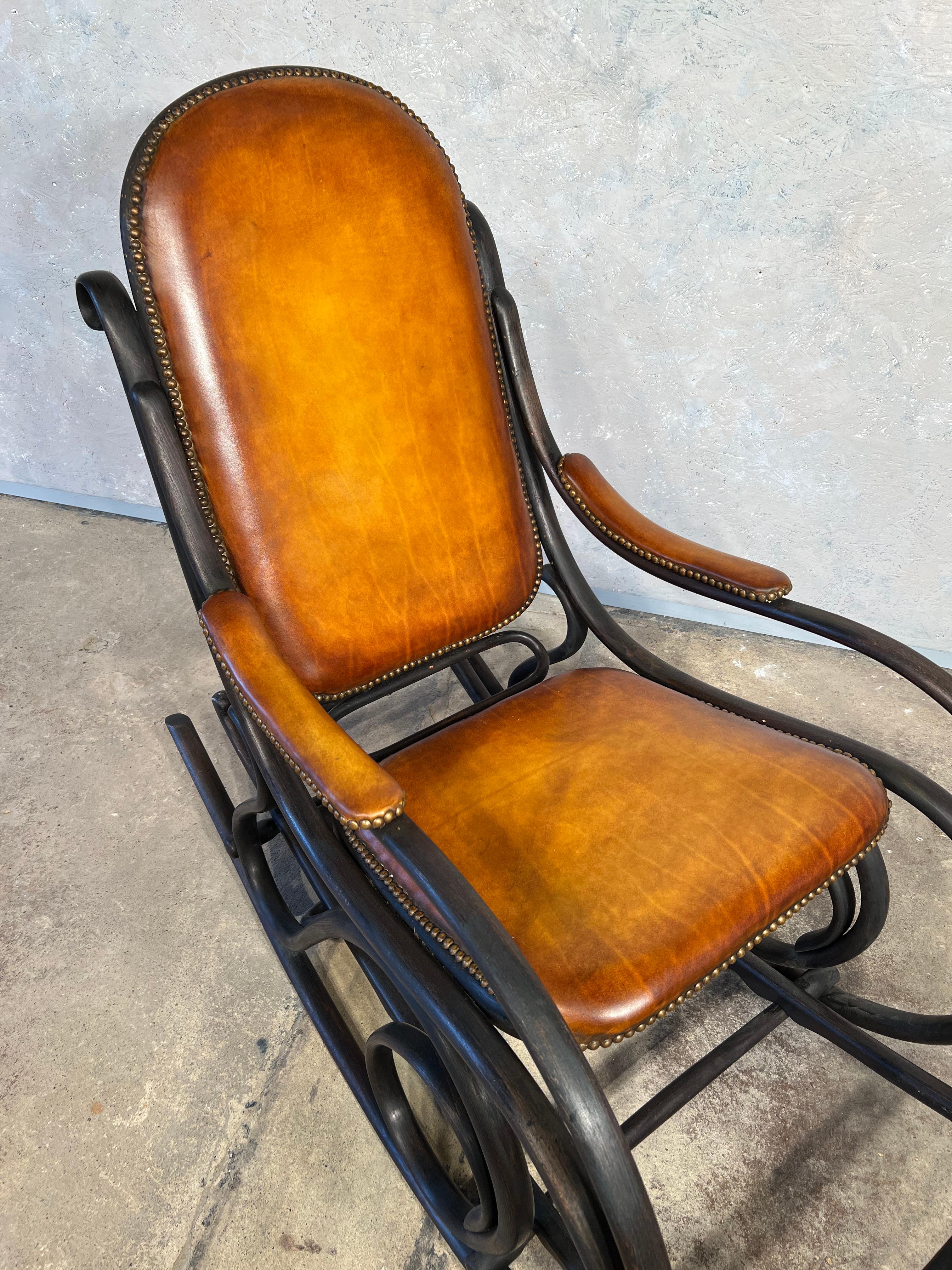 Ancienne chaise à bascule Thonet en bois cintré avec repose-pieds rétractable en cuir n°204 en vente 3