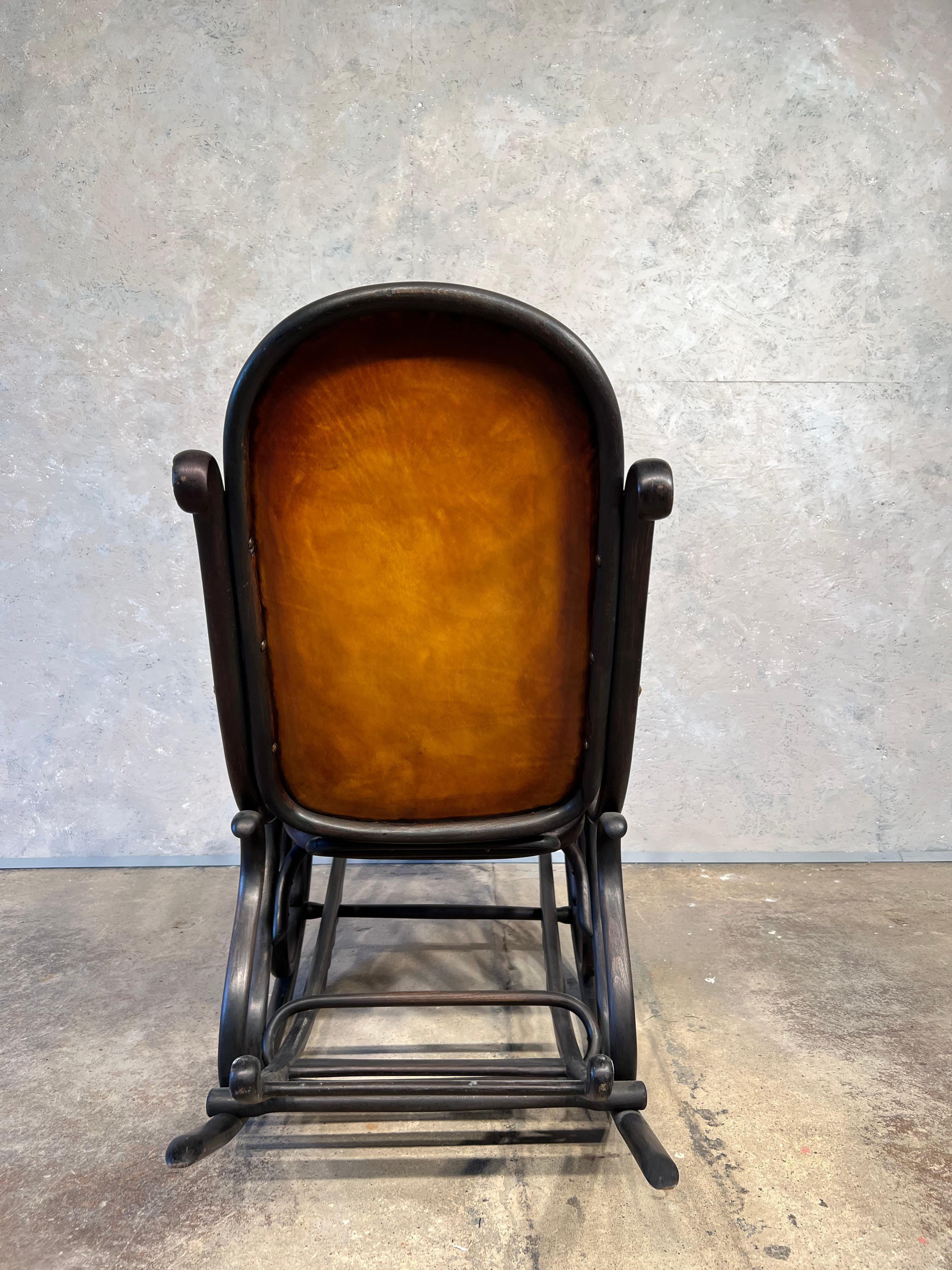 Ancienne chaise à bascule Thonet en bois cintré avec repose-pieds rétractable en cuir n°204 en vente 4