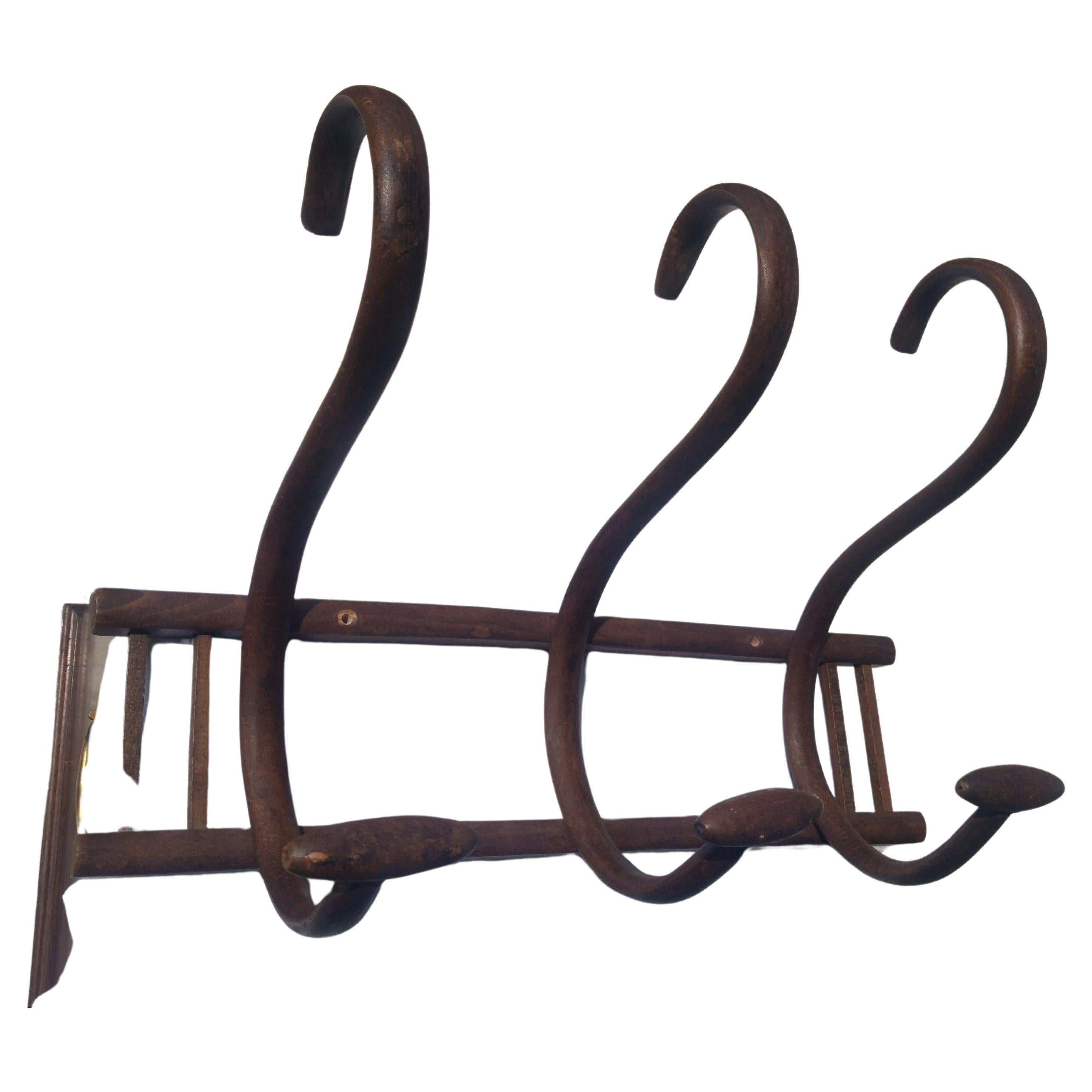 Dies ist ein antiker, hängend angebrachter Dielenbaum von Thonet. Er ist aus Buchenholz gefertigt und hat 3 Bugholzbügel für Hüte und Mäntel.