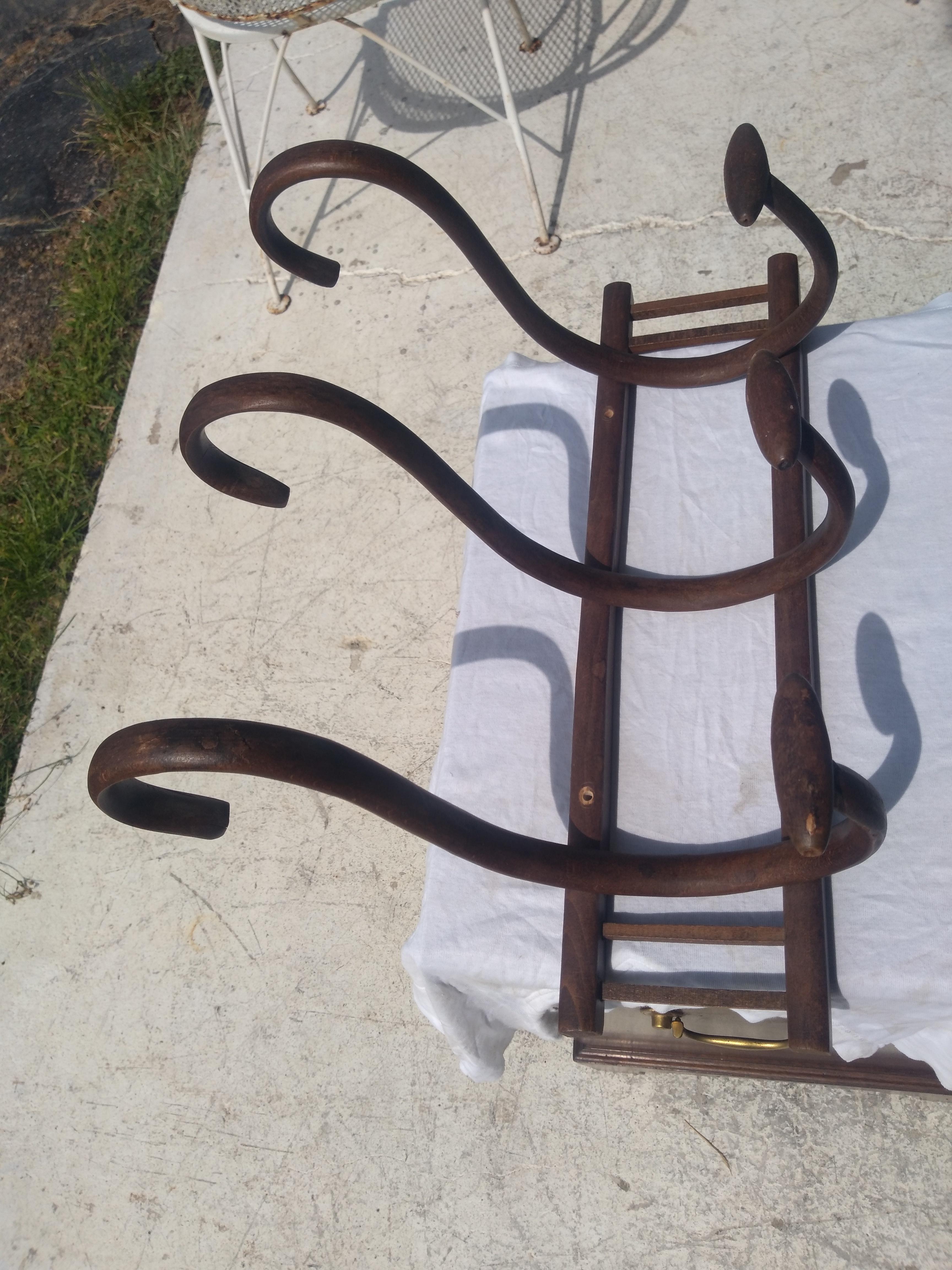 Antiker Thonet-Wandbaum aus Bugholz im Zustand „Gut“ im Angebot in Pasadena, TX