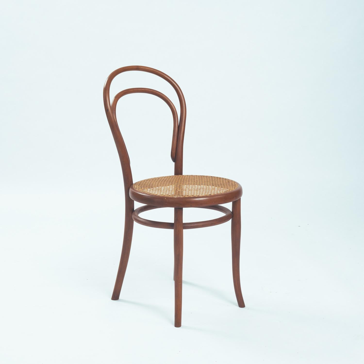 
Beautiful set of 3 authentic Michael Thonet no. 14 bentwood chairs with webbing seats by Thonet.

Model nr 14 is without a doubt the most famous and most sold chair in the history of furniture. Designed in 1859 by Michael Thonet, it is considered