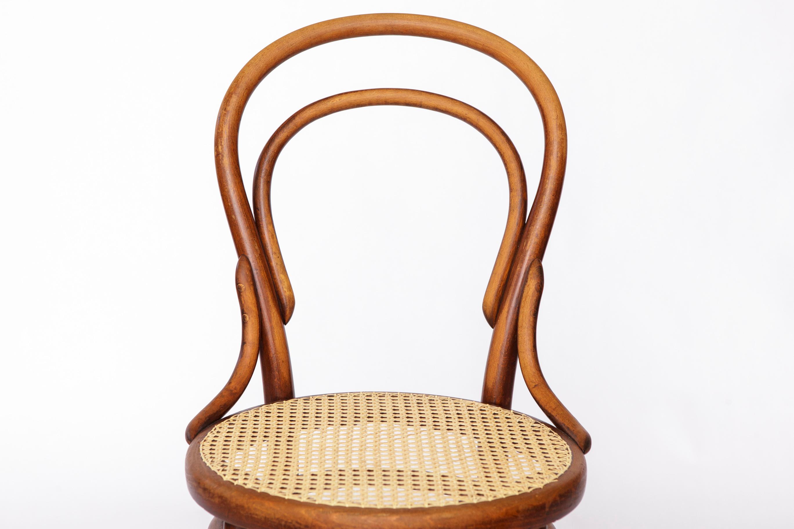 Austrian Antique Thonet No. 14 Chair – Iconic Viennese Coffee House Bentwood Chair with C For Sale