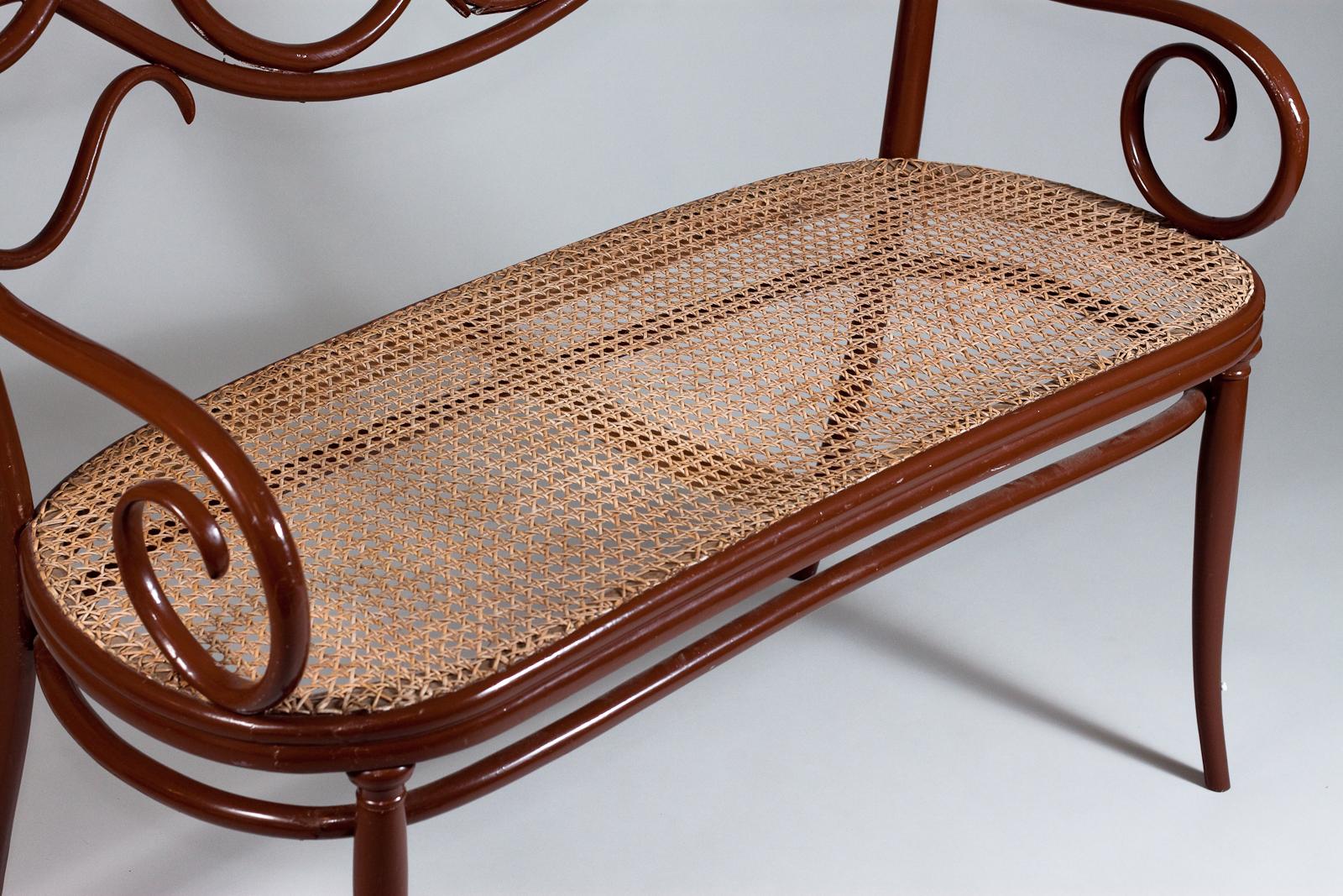 Das Thonet No. 2 Bentwood Sofa aus dem späten 19. Jahrhundert ist ein wunderschönes Vintage-Stück, das Eleganz und Raffinesse ausstrahlt. Dieses Sofa ist vollständig aus Bugholz gefertigt und behält seine ursprüngliche Sitzfläche aus geflochtenem