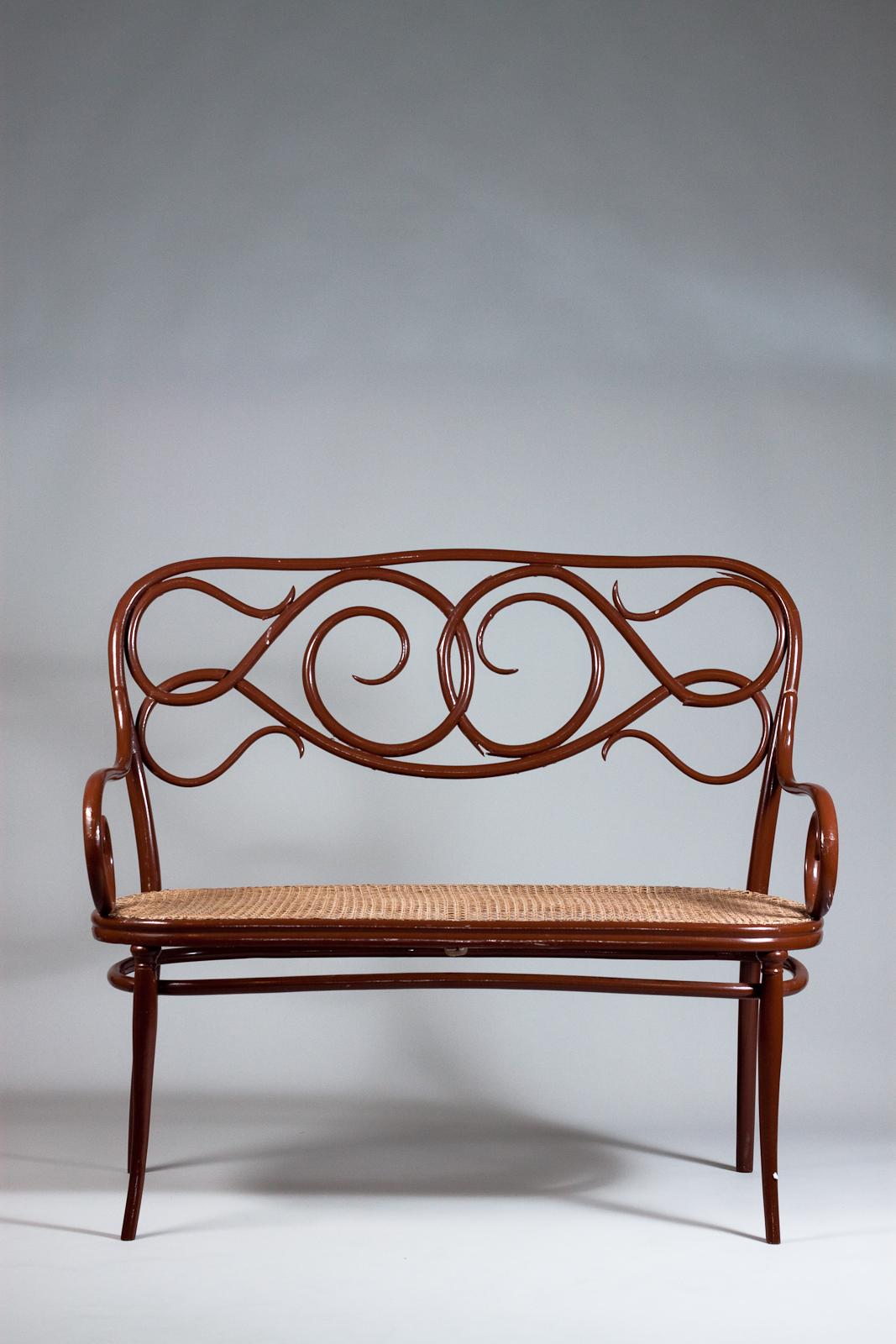 Antikes Thonet-Sofa Nr. 2 aus Bugholz, spätes 19. Jahrhundert im Zustand „Relativ gut“ im Angebot in Turku, Varsinais-Suomi