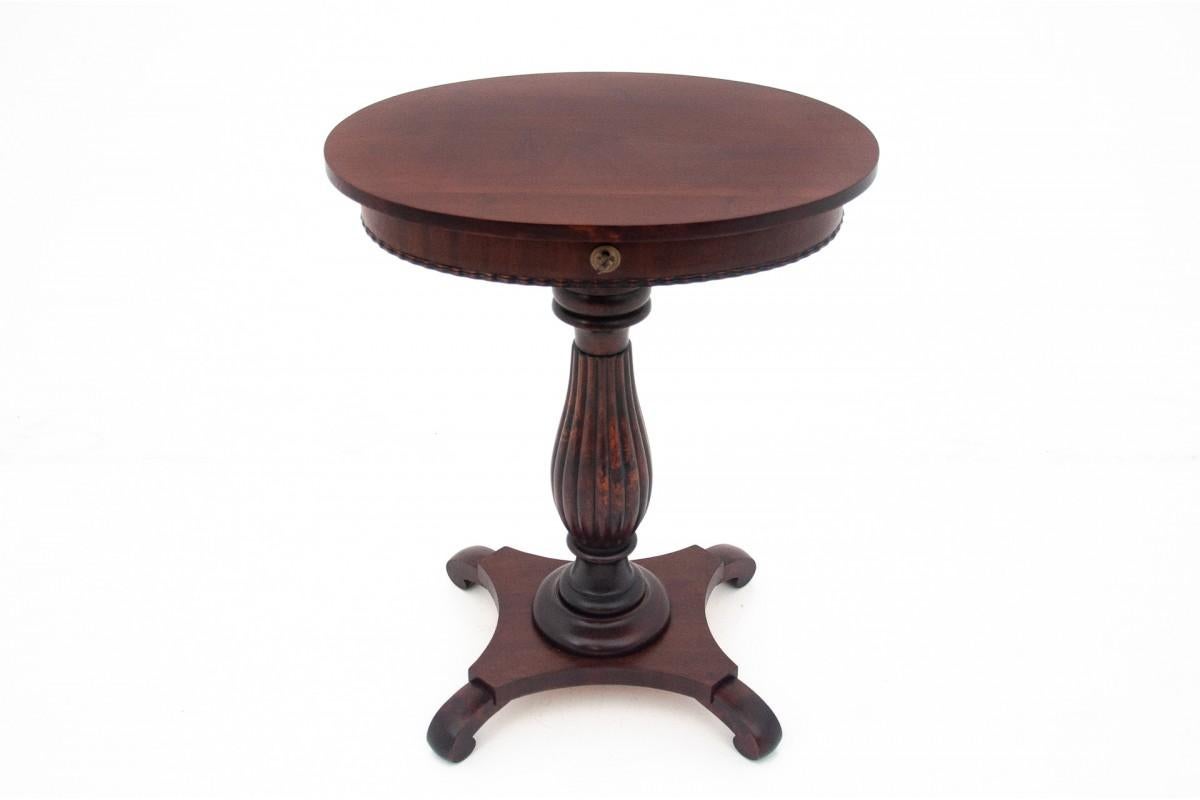 Ein Fadentisch aus der zweiten Hälfte des 19. Jahrhunderts im Biedermeier-Stil.

Ein kleines Möbelstück, das heute etwas in Vergessenheit geraten ist, aber früher ein Muss für eine Hausfrau bei der Handarbeit war. Der Tisch hat eine aufklappbare
