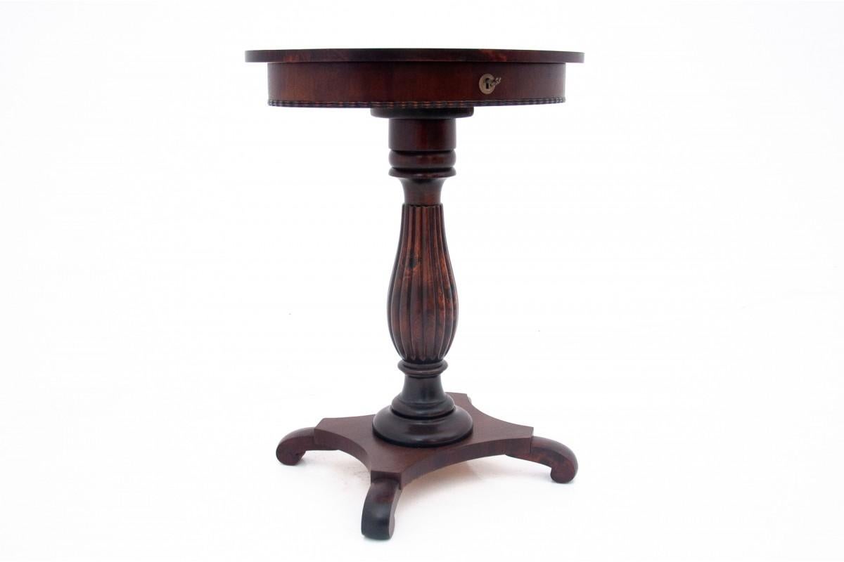 Antique thread table, Northern Europe, around 1860. After renovation. In Good Condition For Sale In Chorzów, PL