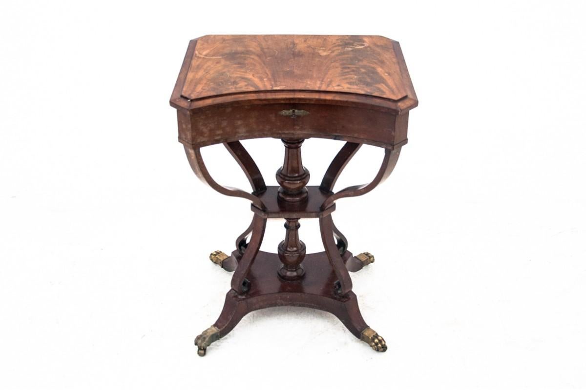 Table - nothing from the end of the 19th century.

Furniture in good condition, currently under renovation.

Dimensions: height 72 cm / width 54 cm / depth 44 cm.