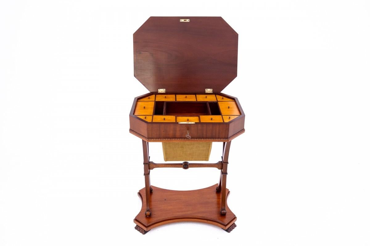 Antique thread table, Northern Europe, circa 1880. In Good Condition For Sale In Chorzów, PL