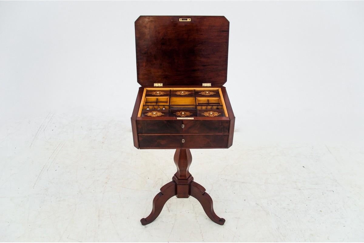 Une table à fil historique de la fin du 19e siècle.
Dimensions : hauteur 78 cm / largeur 48 cm / profondeur. 36 cm
Très bon état.