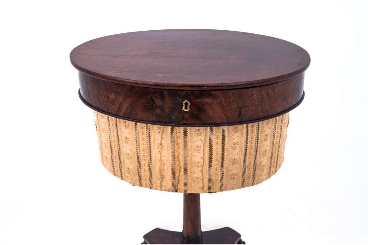Antique Thread Table, Northern Europe, circa 1900 In Good Condition For Sale In Chorzów, PL