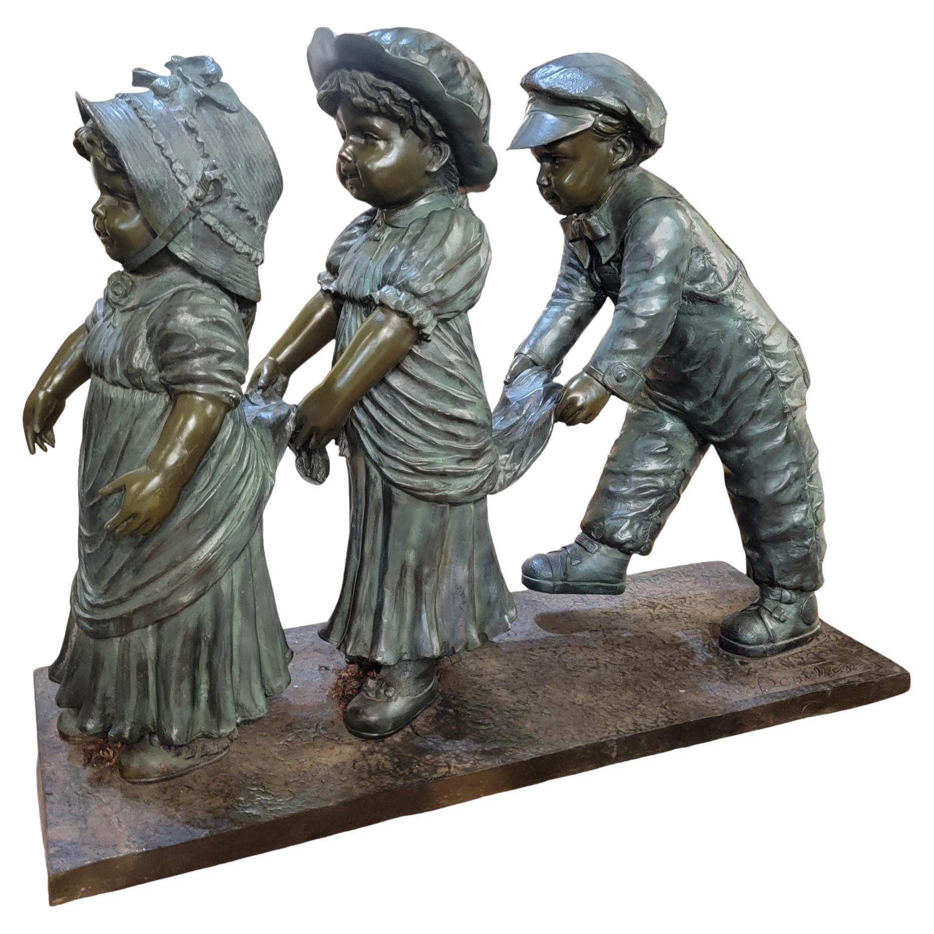 Antike drei Kinder spielende Statue, signiert im Angebot