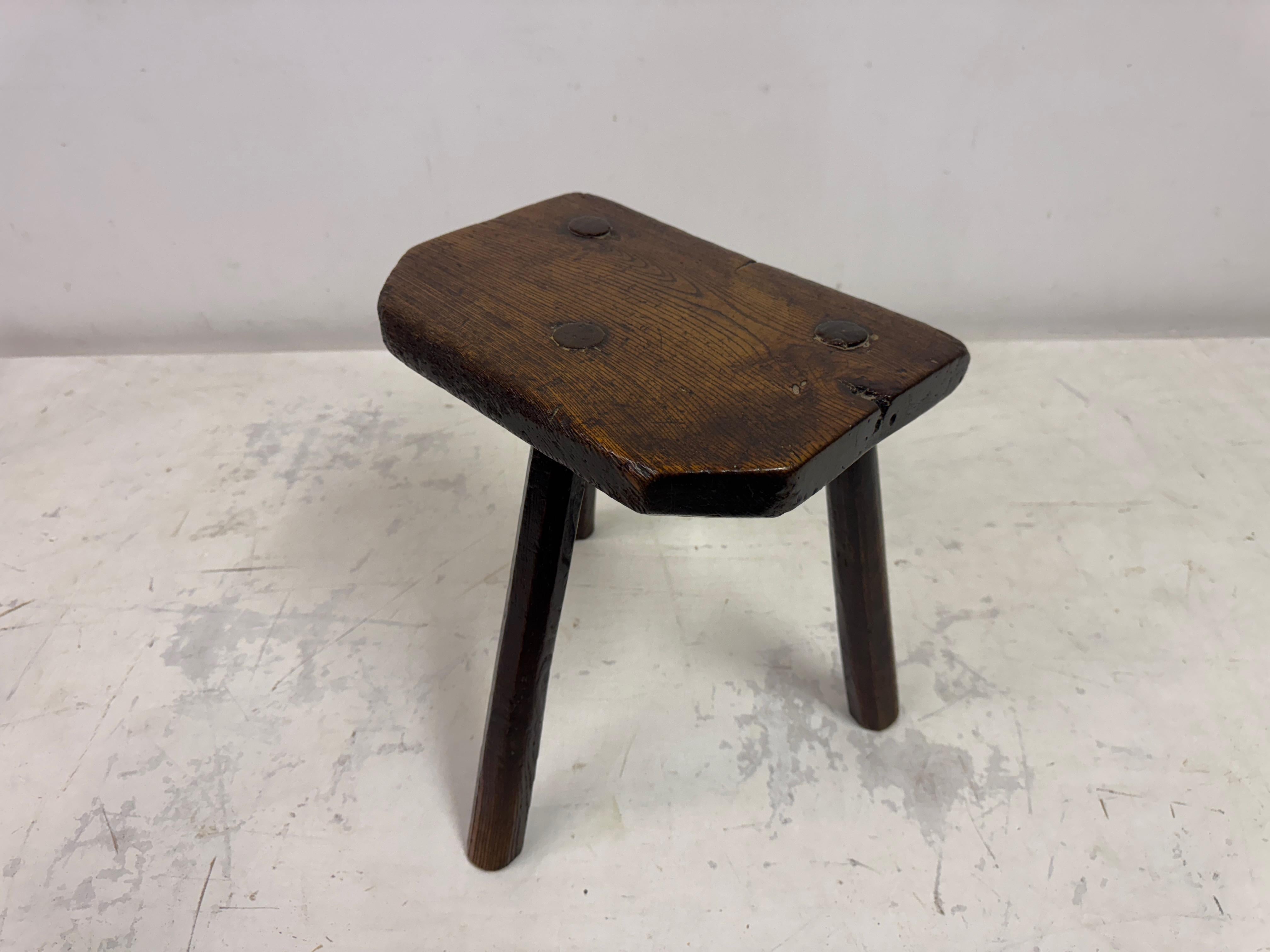 Sgabello antico a tre gambe di Oak in vendita 3