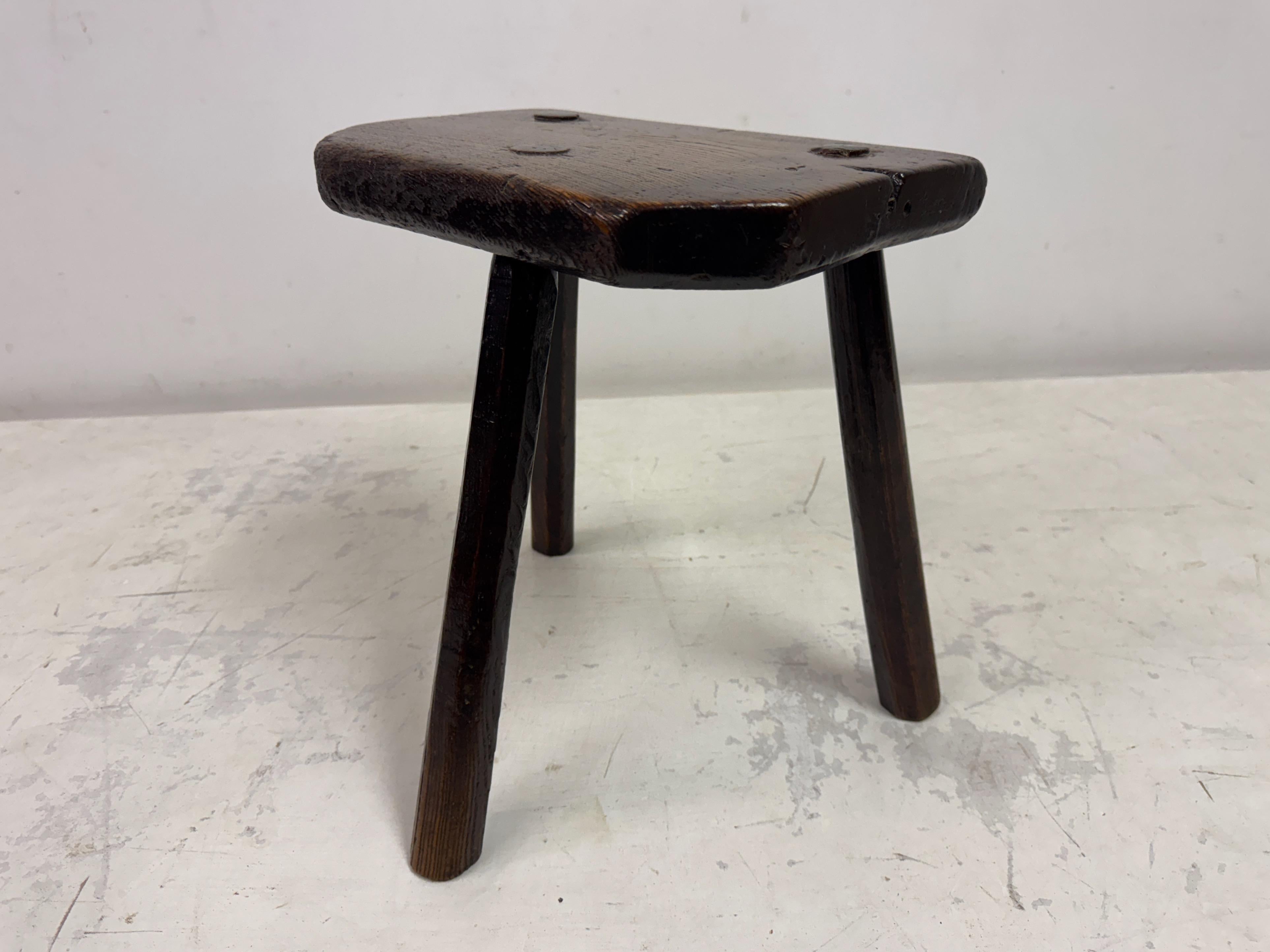 Sgabello antico a tre gambe di Oak in vendita 4