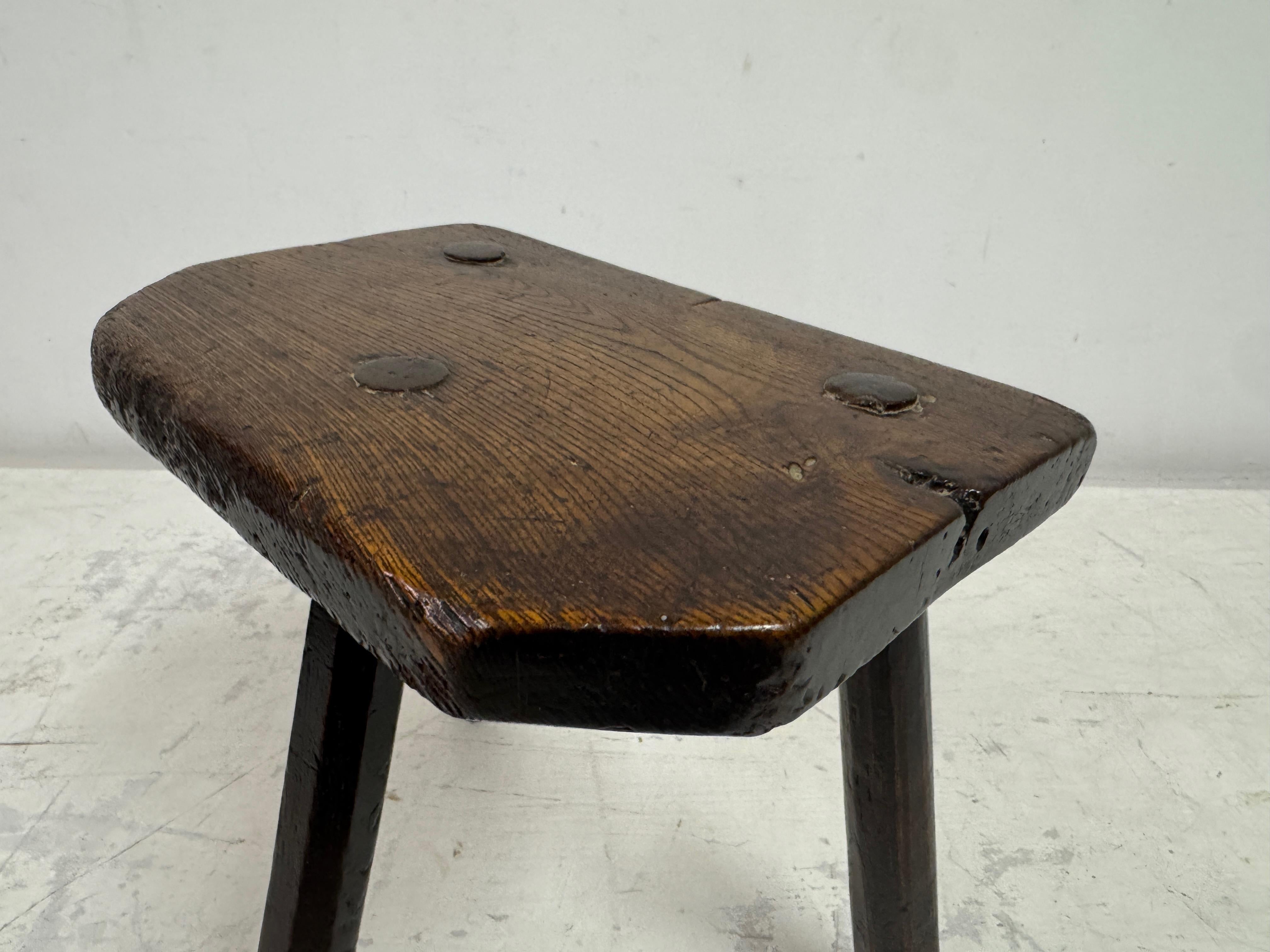 Sgabello antico a tre gambe di Oak in vendita 5