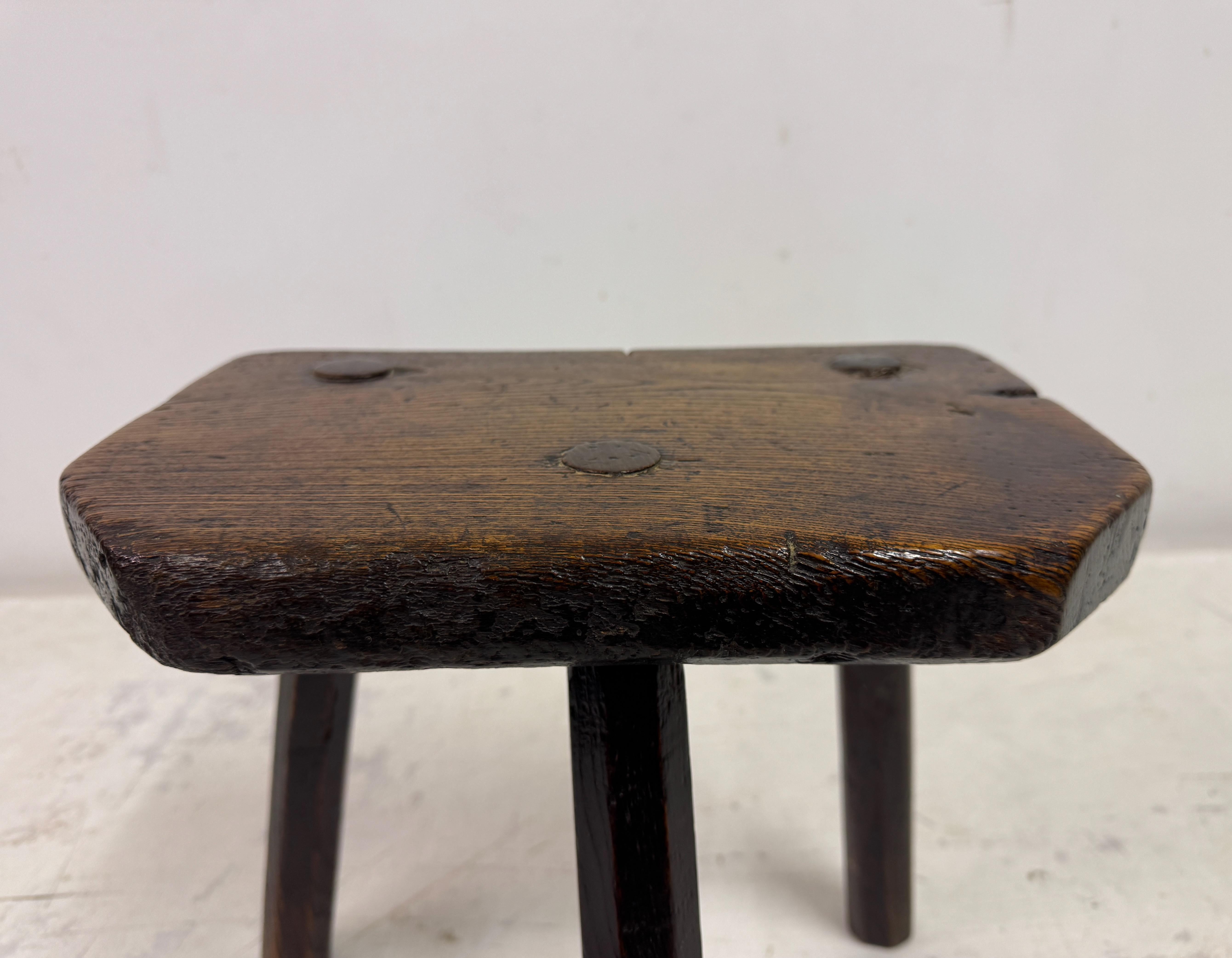 Sgabello antico a tre gambe di Oak in vendita 7