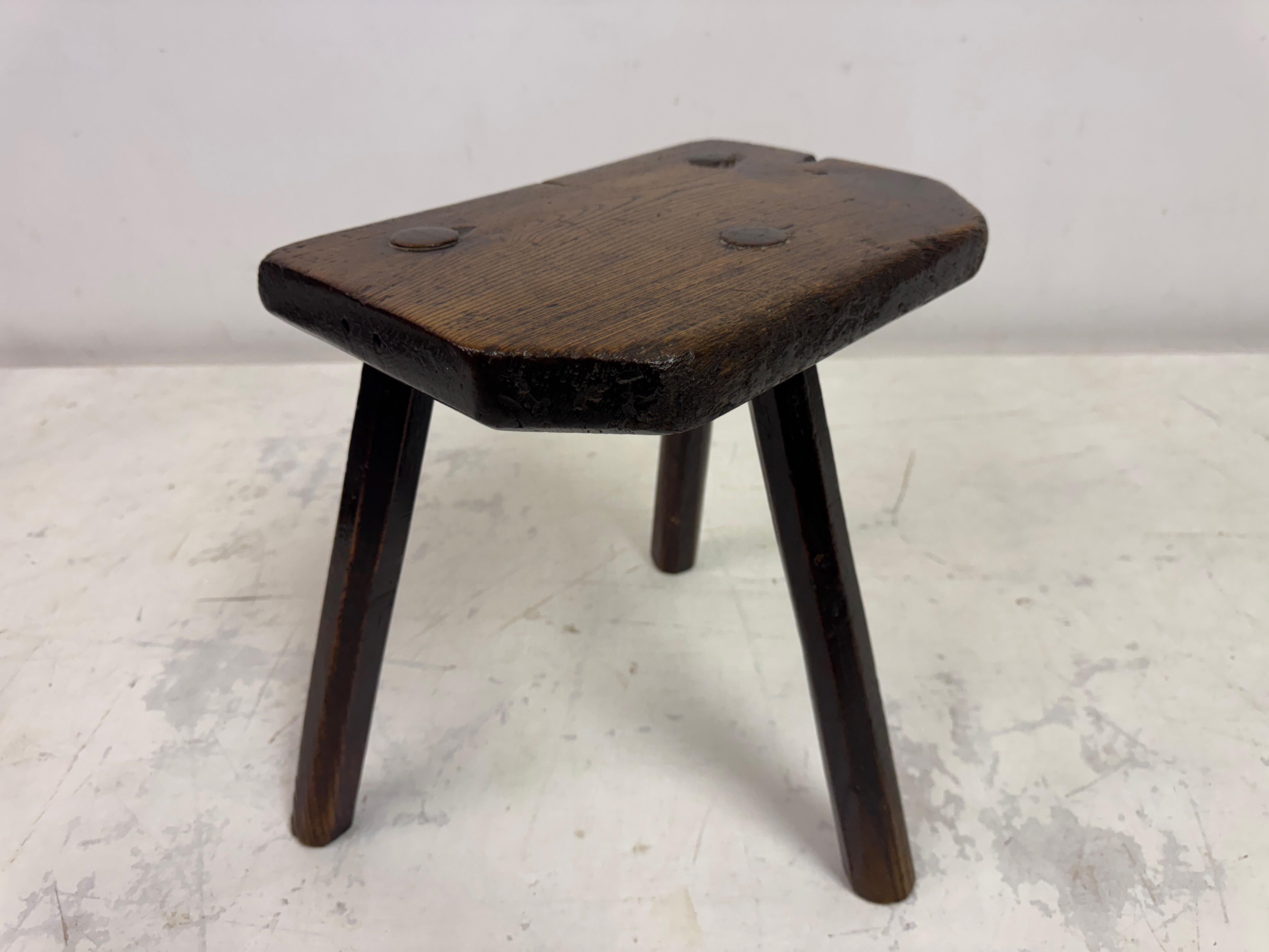 Sgabello antico a tre gambe di Oak in vendita 8