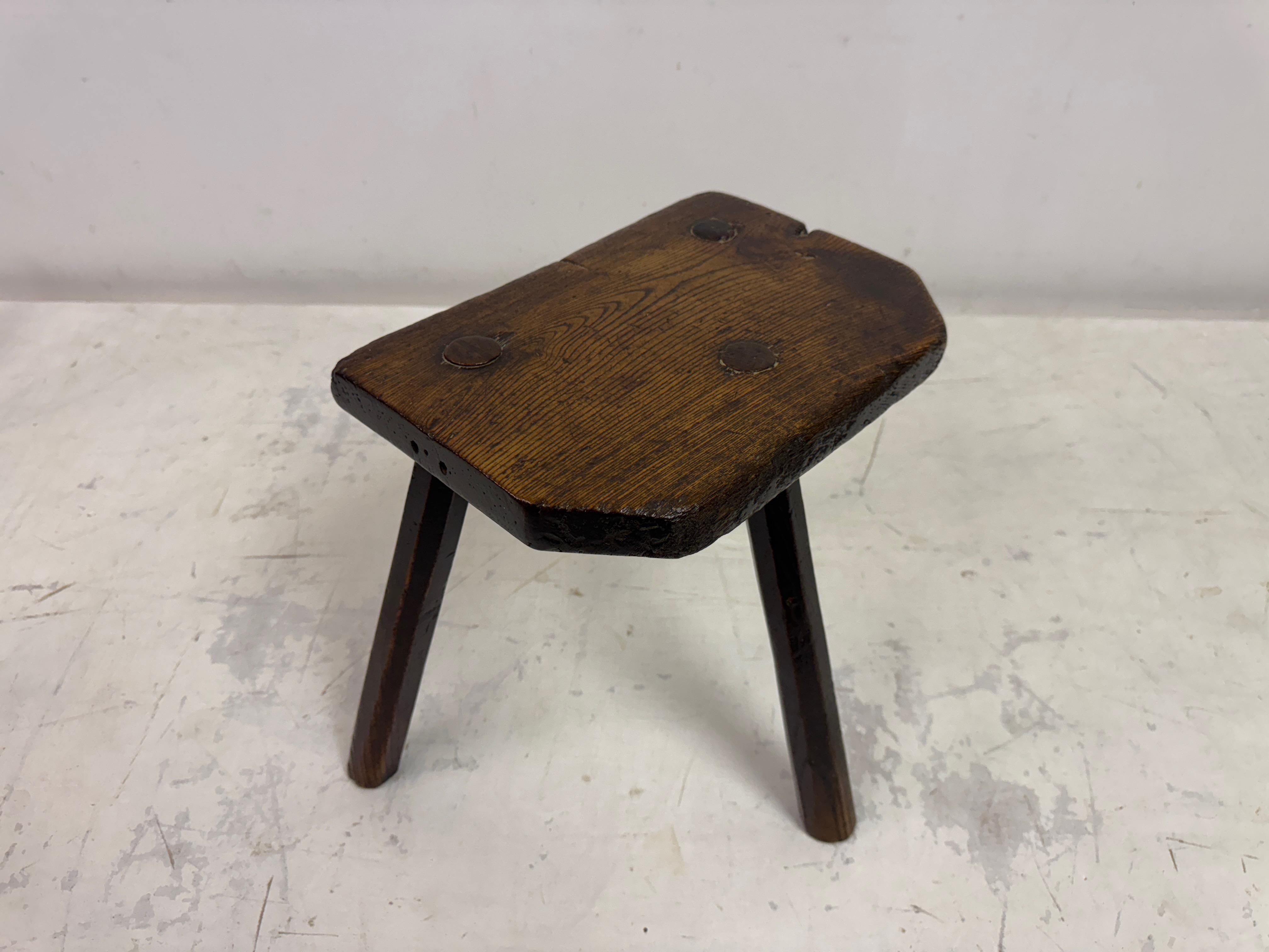 Sgabello antico a tre gambe di Oak in vendita 9