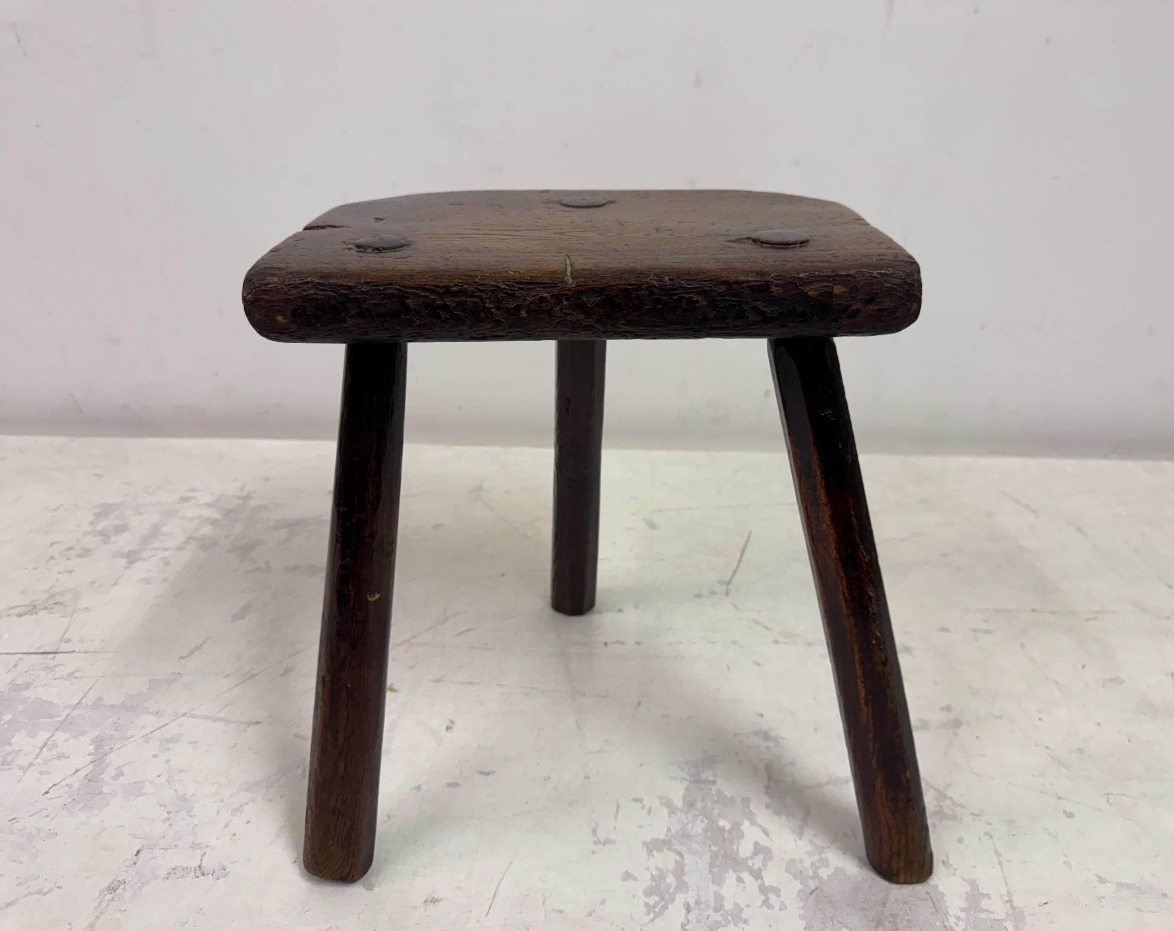 Antico sgabello a tre gambe in Oak.

Uno sgabello a tre gambe meravigliosamente scultoreo, probabilmente del XIX secolo, ricavato dal legno massiccio di quercia e ricco di carattere. La seduta spessa e smussata porta i segni del tempo e degli