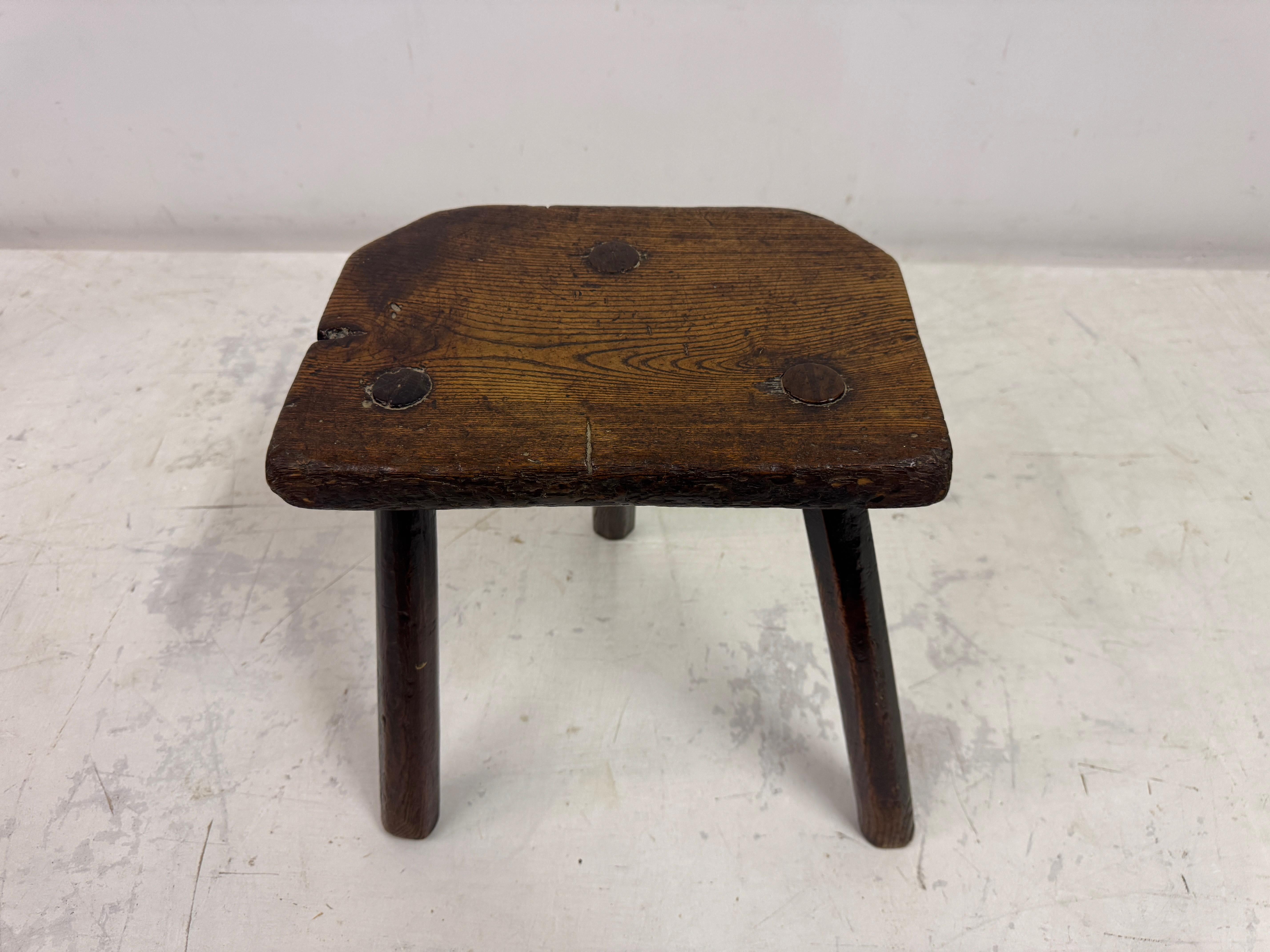 Country Sgabello antico a tre gambe di Oak in vendita