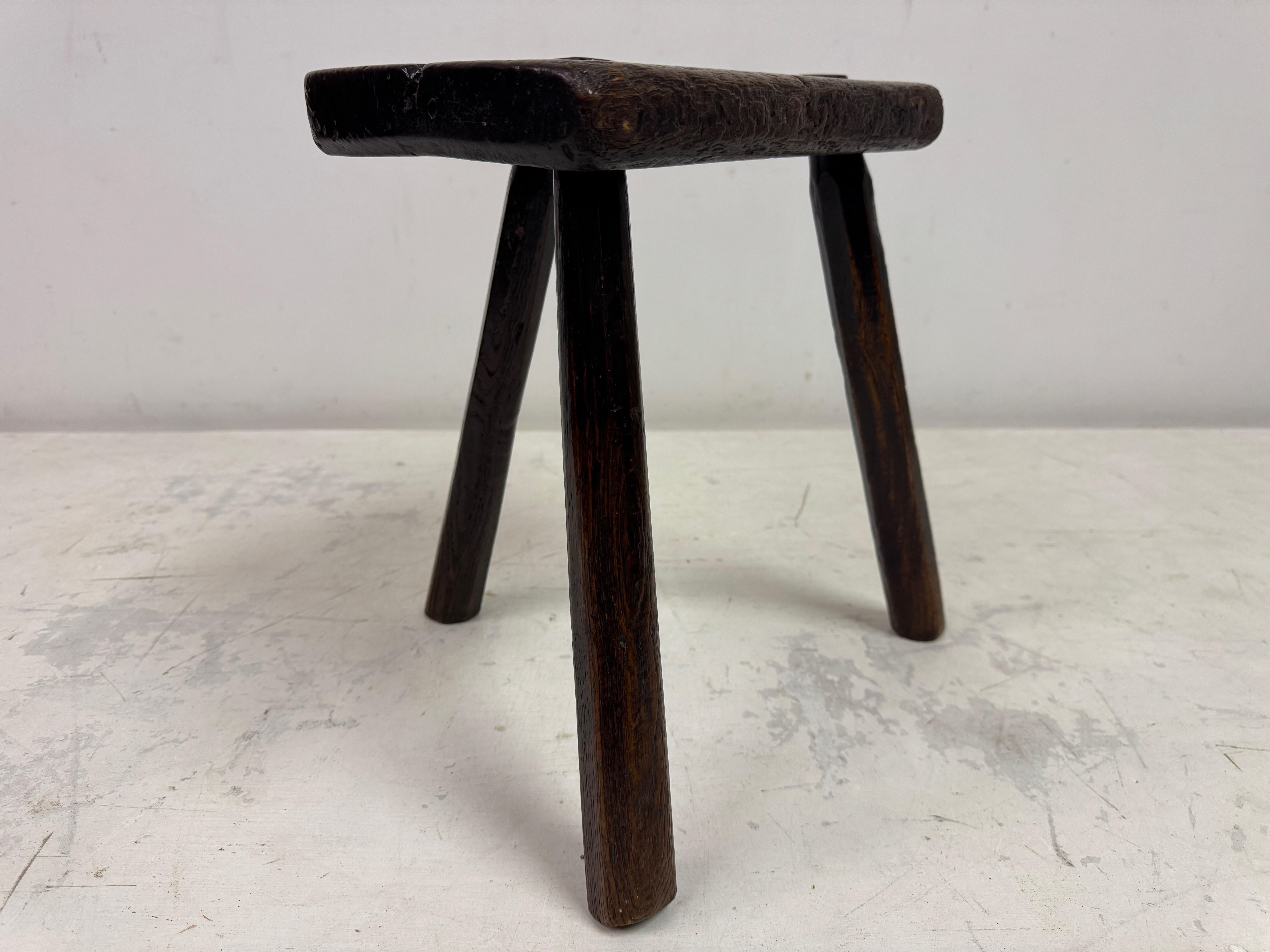 Sgabello antico a tre gambe di Oak In condizioni buone in vendita a London, London
