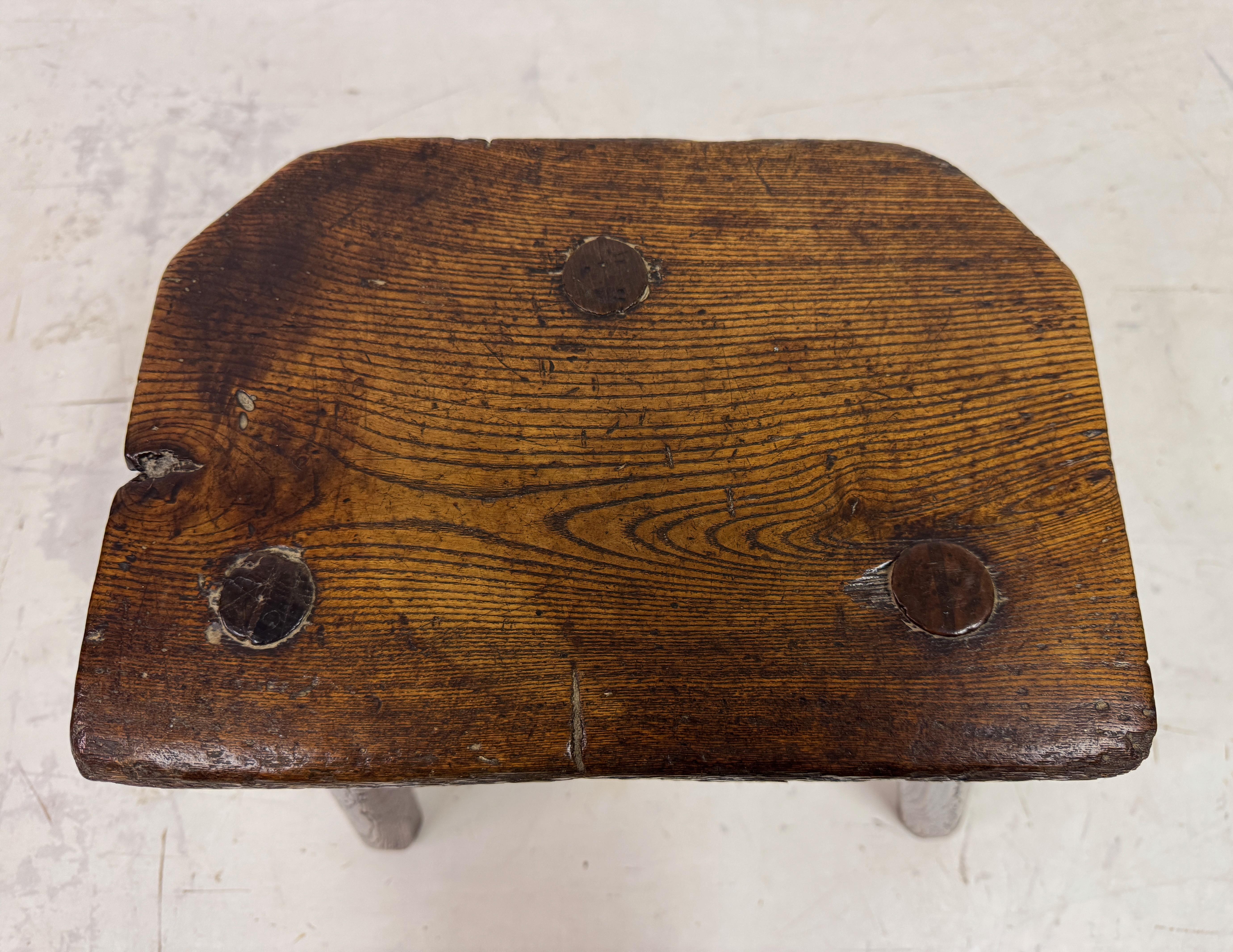 Sgabello antico a tre gambe di Oak in vendita 2