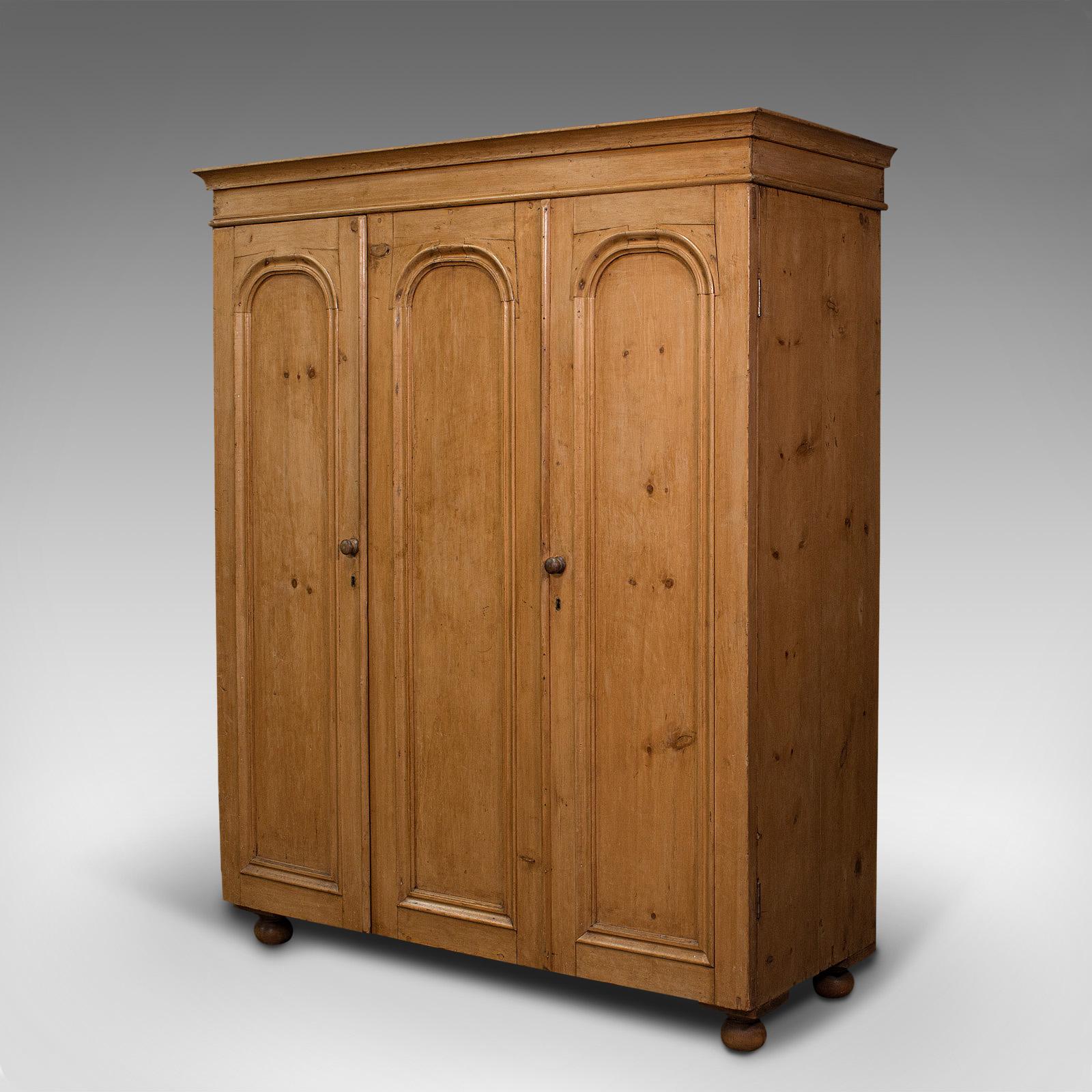 Antique Three Panel Wardrobe, English, Pine, Cupboard, Closet, Victorian, C.1900 In Good Condition In Hele, Devon, GB