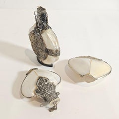 Antike drei Parfümflaschen in Perlmutt- und Silbermetallherz aus Perlmutt