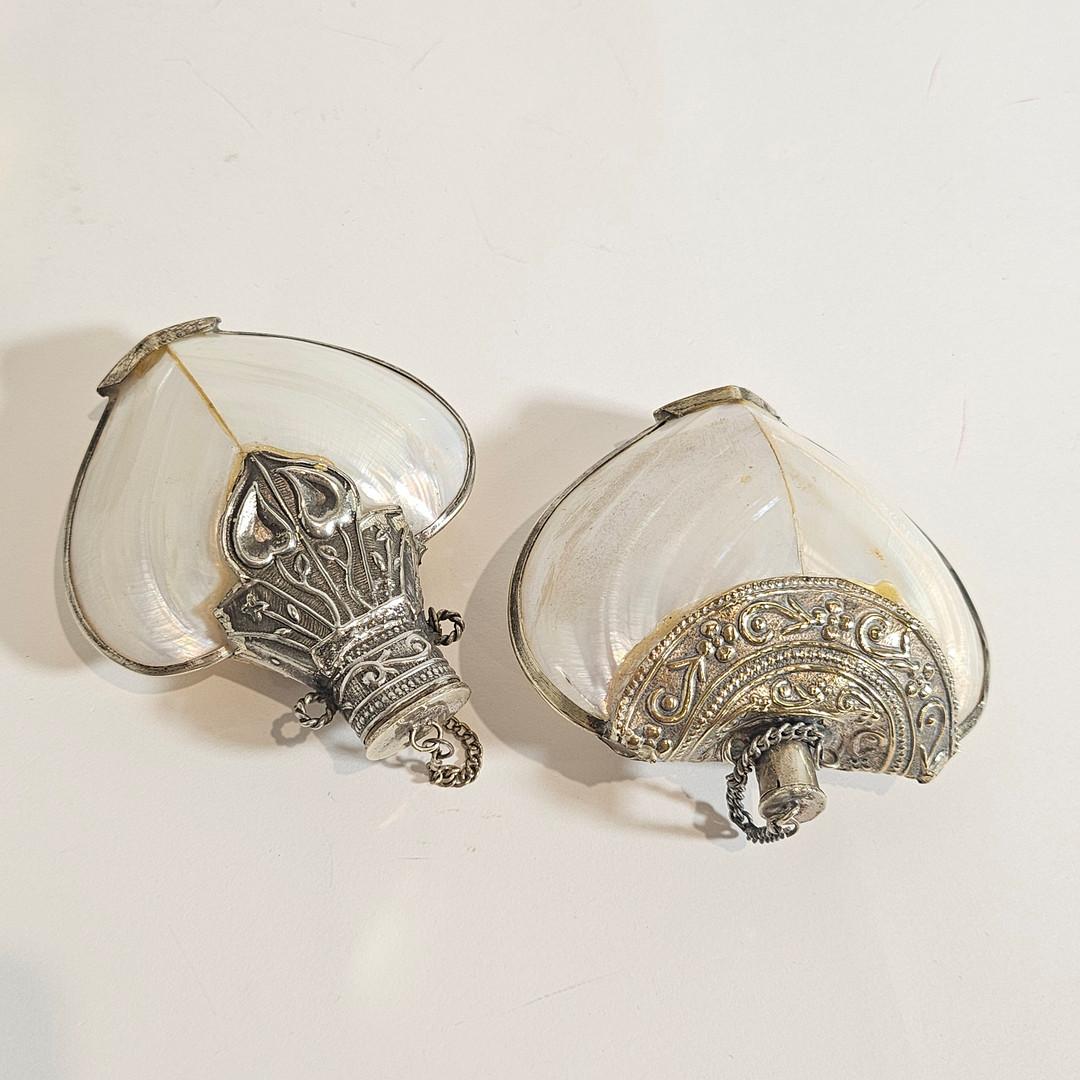 Spagnolo Antichi tre flaconi di profumo in madreperla e metallo d'argento a forma di cuore in vendita