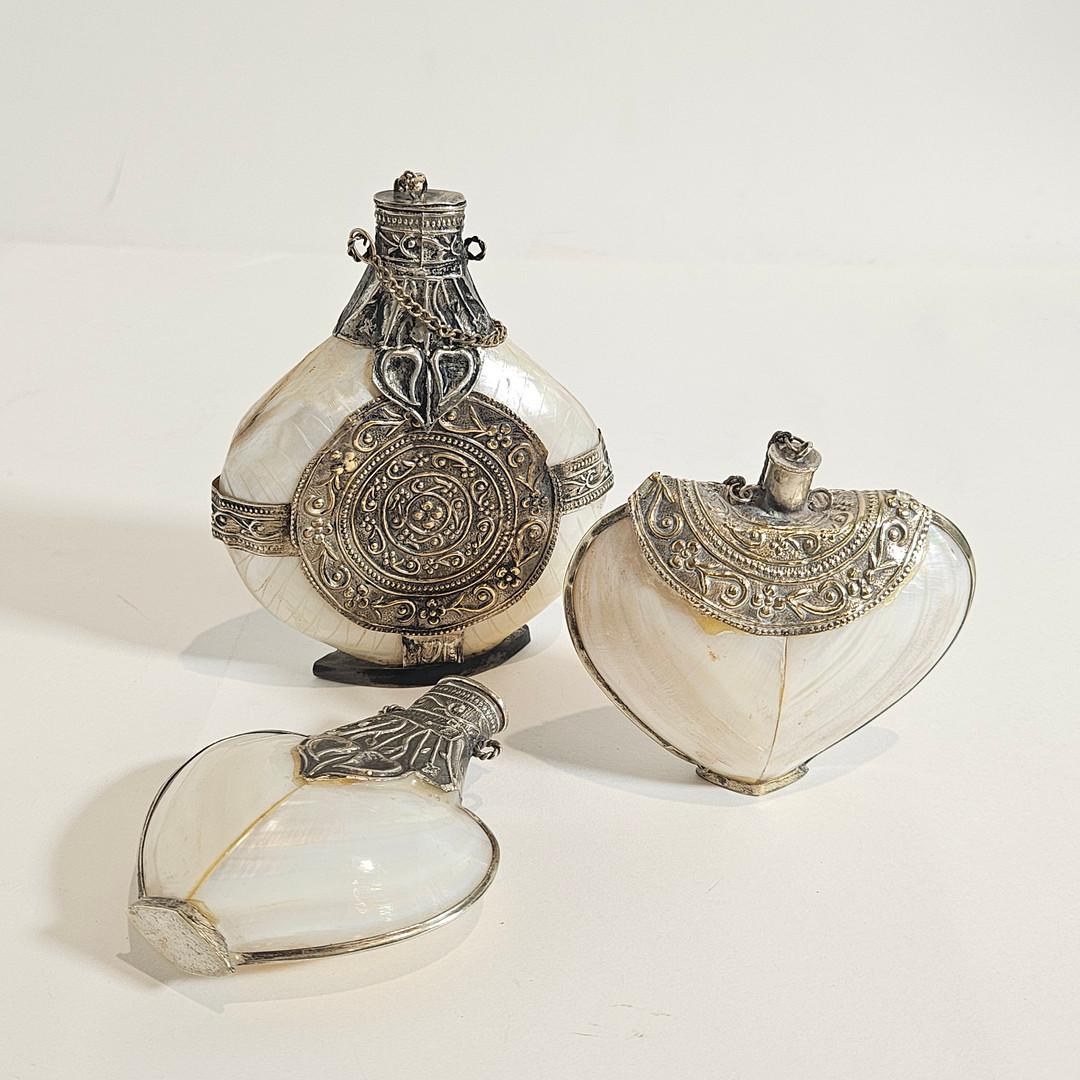 Spazzolato Antichi tre flaconi di profumo in madreperla e metallo d'argento a forma di cuore in vendita