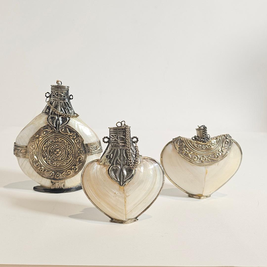 Antichi tre flaconi di profumo in madreperla e metallo d'argento a forma di cuore In condizioni ottime in vendita a Wembley, GB